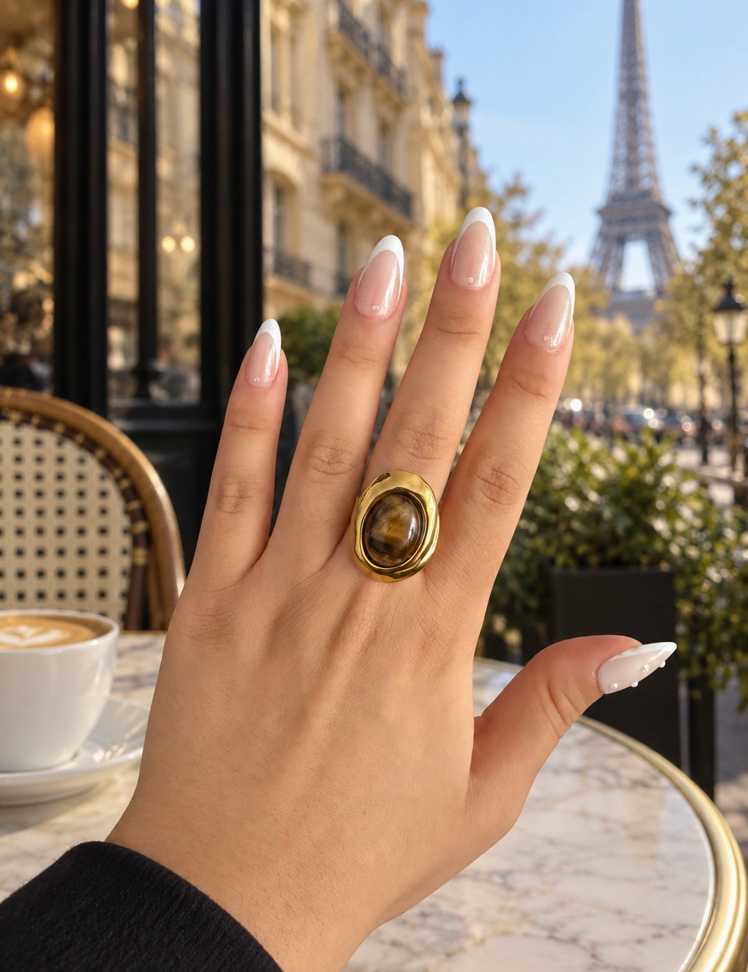 Bague Bagatelle œil-de-tigre portée à la main en terrasse de café parisien face à la tour Eiffel - Ordiajade