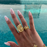 Bague Calypso motif coquillage en acier inoxydable portée au doigt - Ordiajade