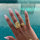 Bague Calypso coquillage en acier inoxydable doré portée à la main - Ordiajade