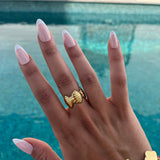 Bague Coco motif coquillage en acier inoxydable doré portée à la main - Ordiajade