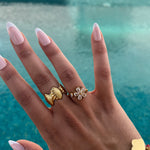 Bague Coco dorée motif coquillage portée au doigt - Ordiajade