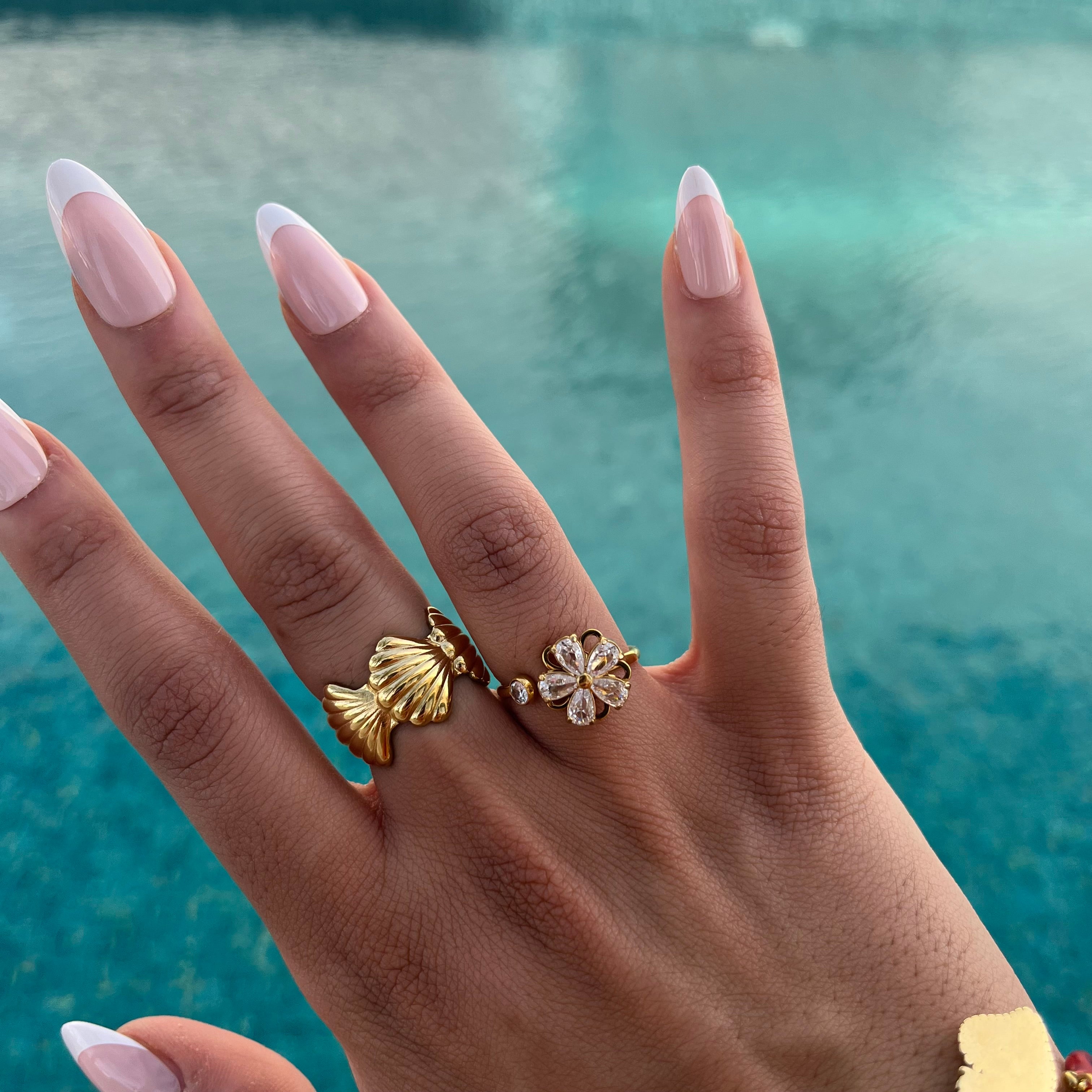 Bague Coco dorée motif coquillage portée au doigt - Ordiajade