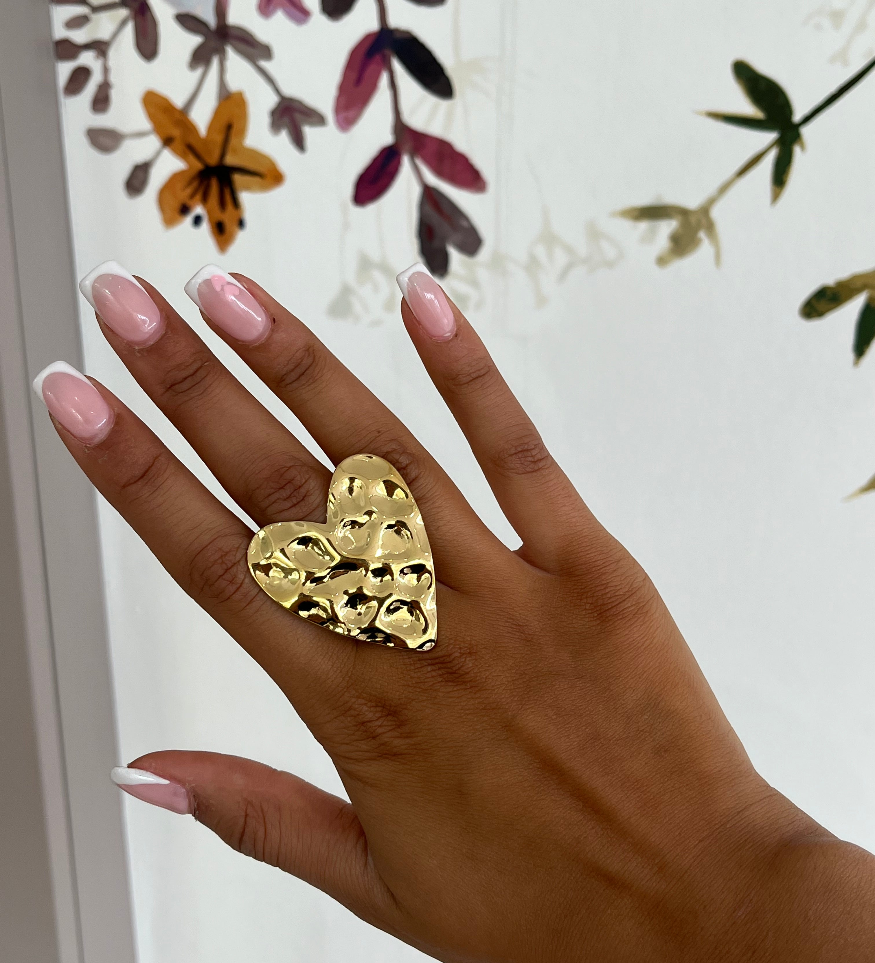 Bague cœur large effet martelé portée à la main - Ordiajade