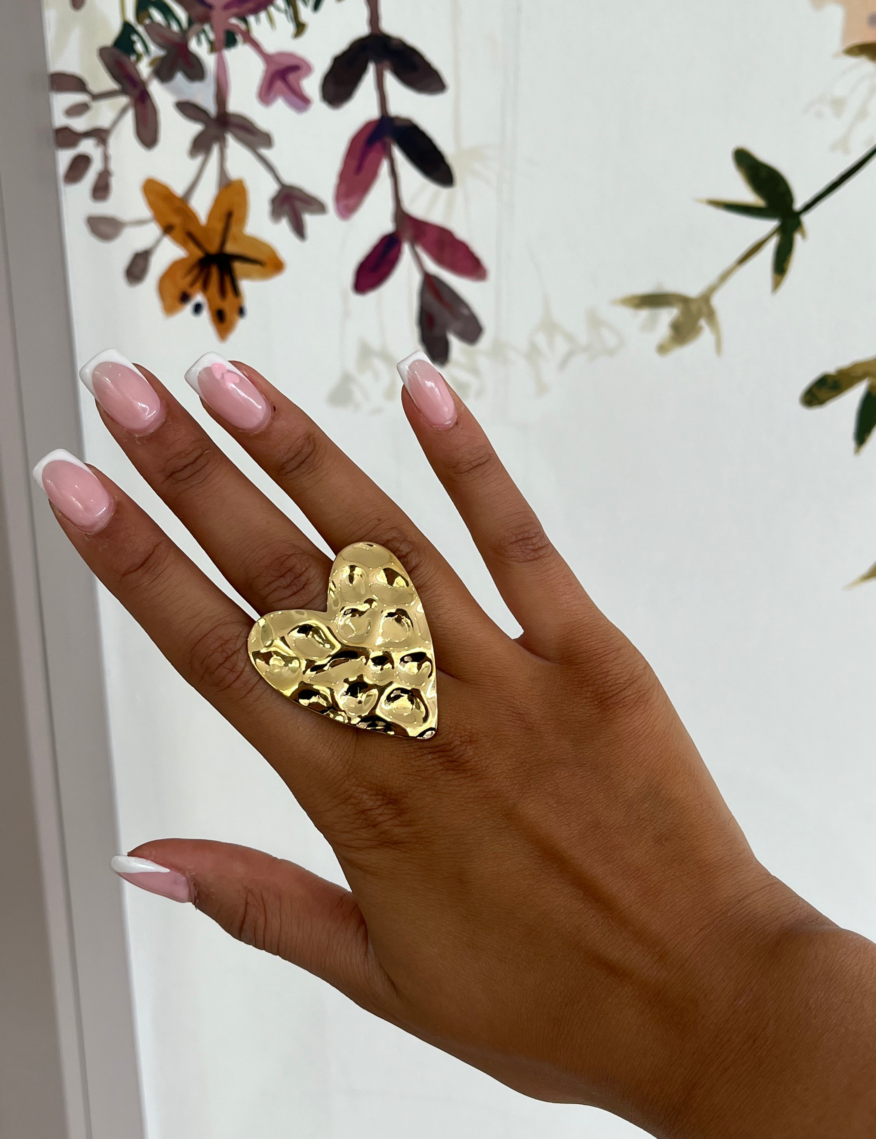 Bague cœur large effet martelé portée à la main - Ordiajade