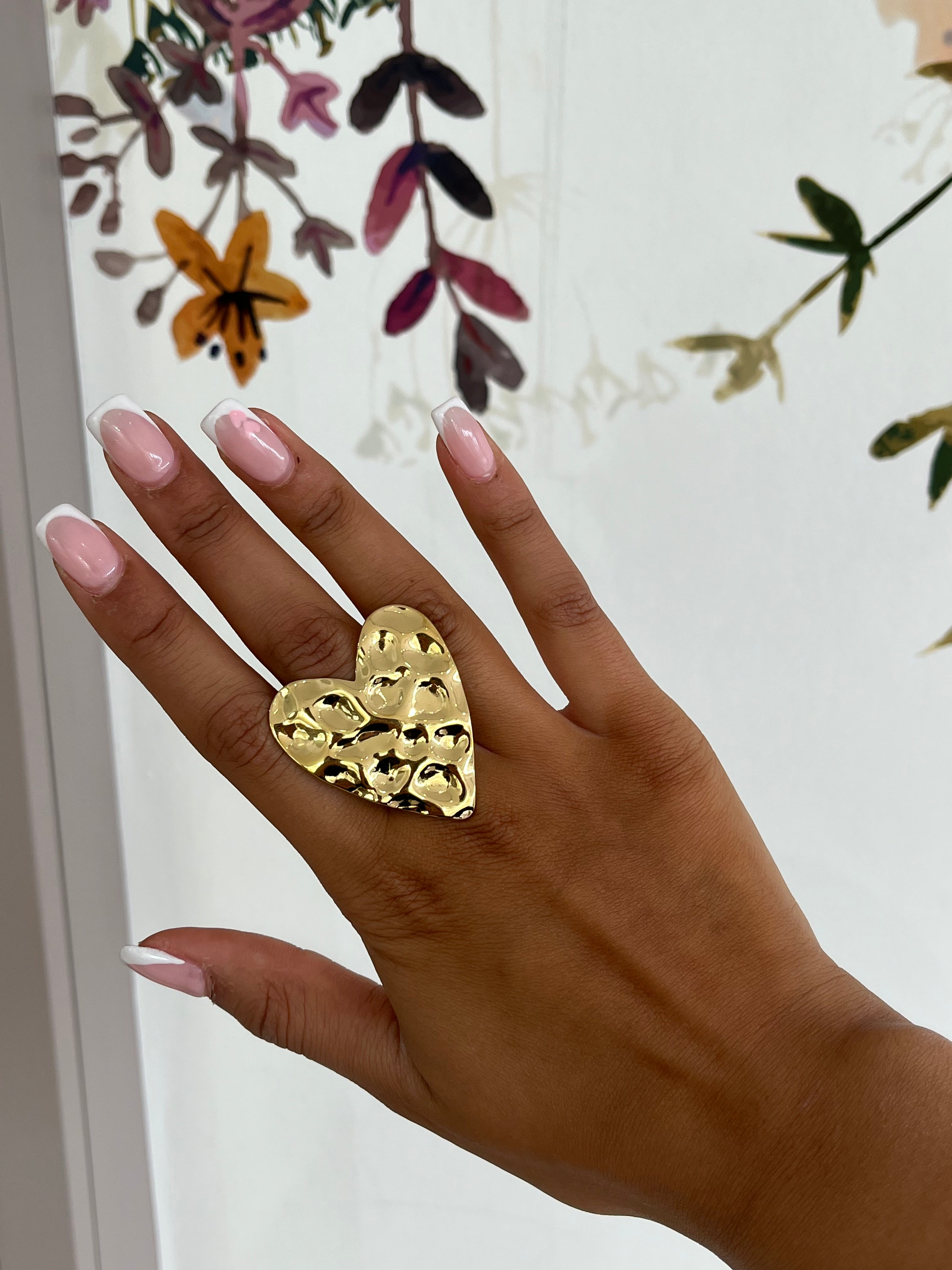 Bague cœur large effet martelé portée à la main - Ordiajade