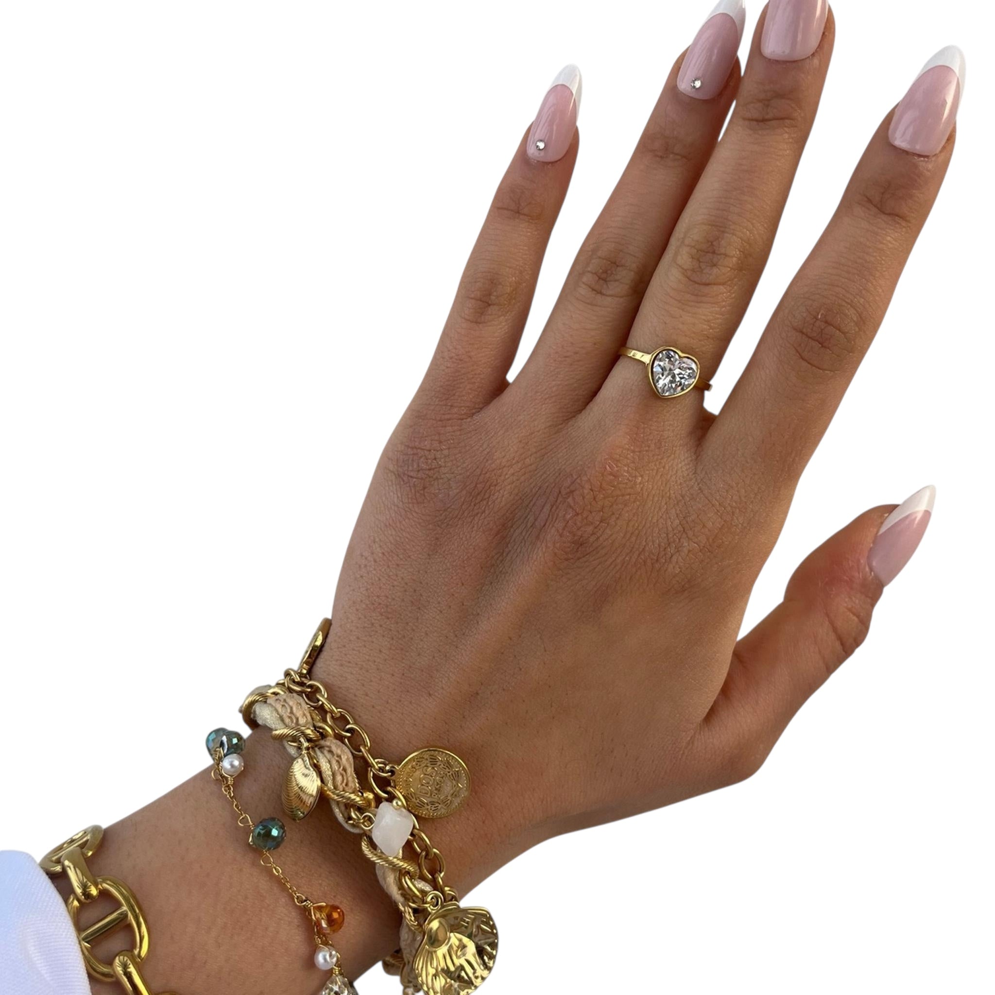 Bague ajustable dorée avec cœur brillant portée en accumulation - Ordiajade
