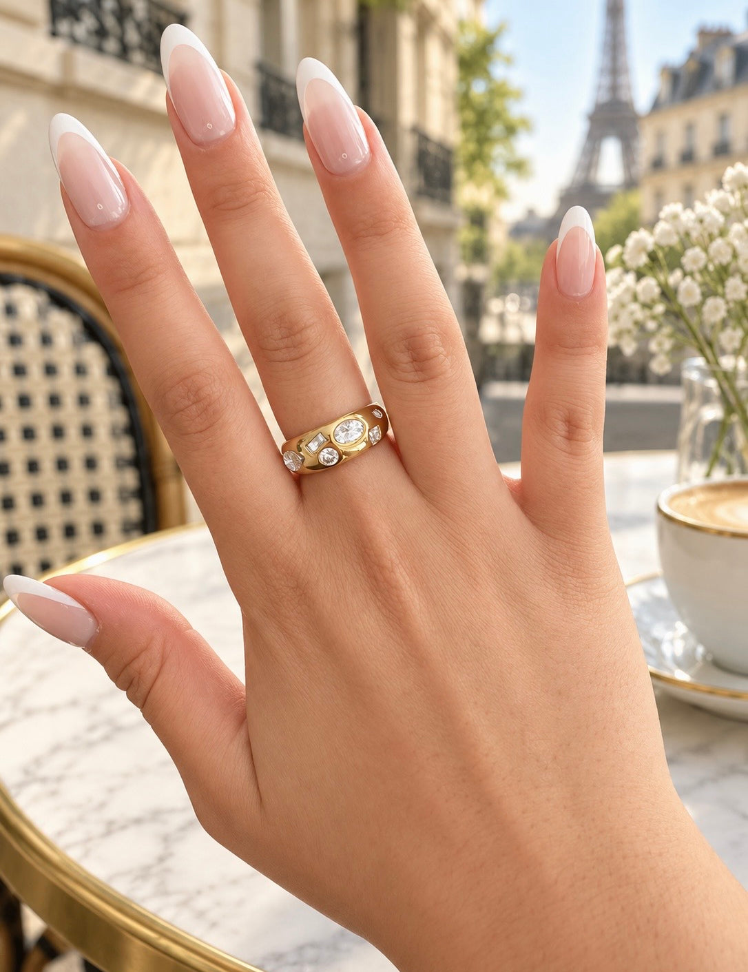 Bague Cristaux dôme dorée portée à la main en terrasse de café parisien, tour Eiffel au loin - Ordiajade