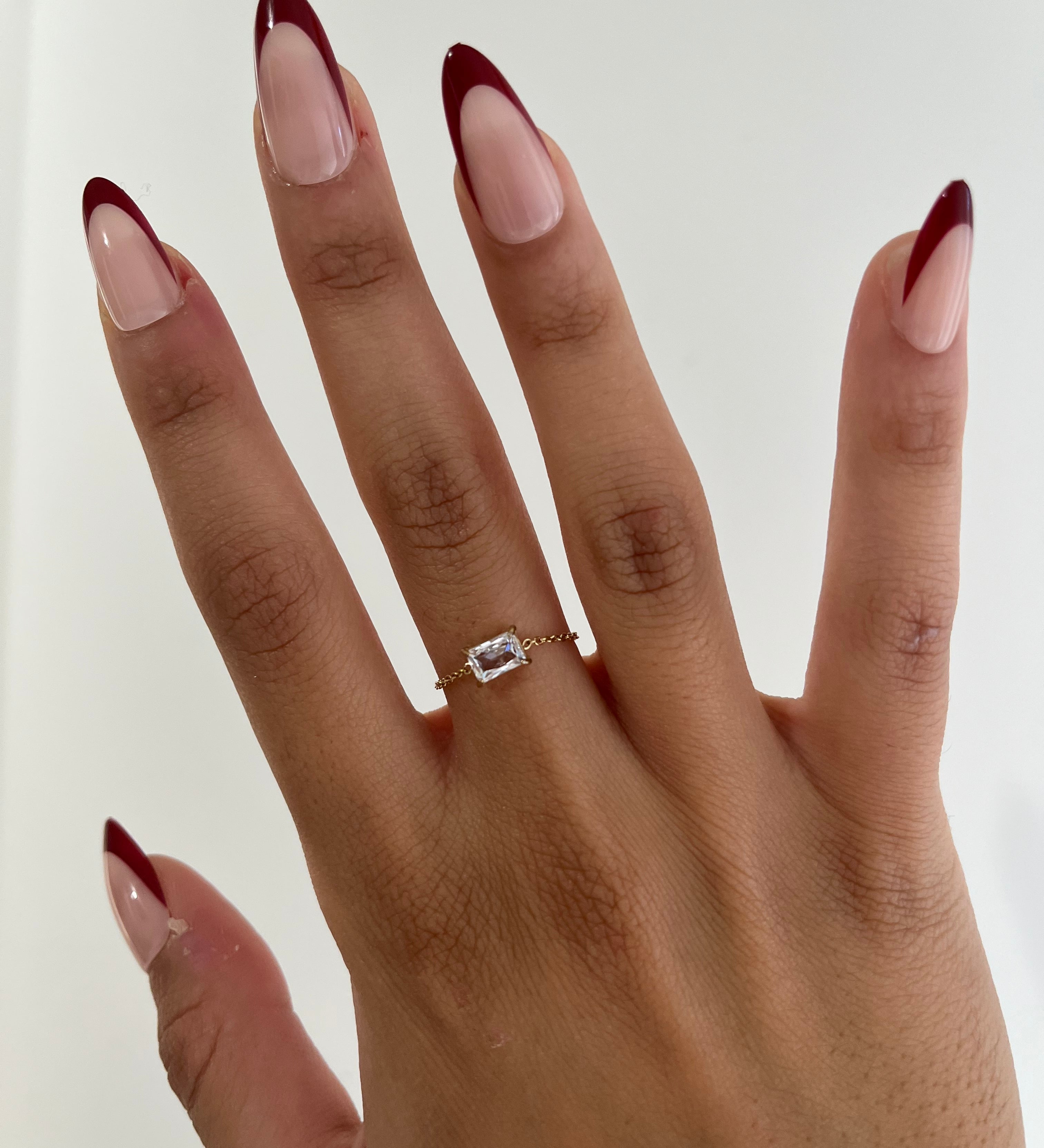 Bague Dana fine en acier inoxydable avec petit strass portée à la main - Ordiajade