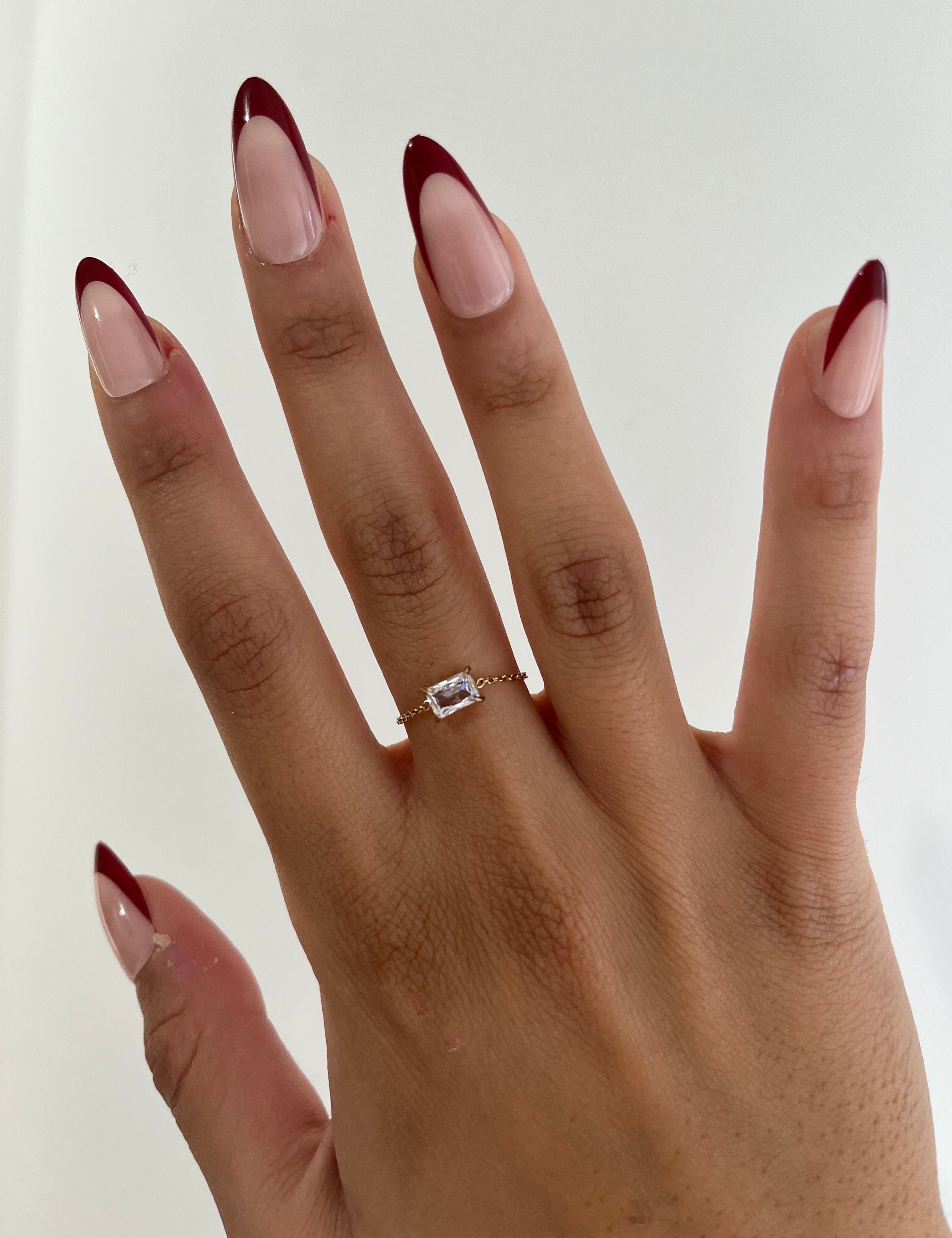 Bague Dana fine en acier inoxydable avec petit strass portée à la main - Ordiajade