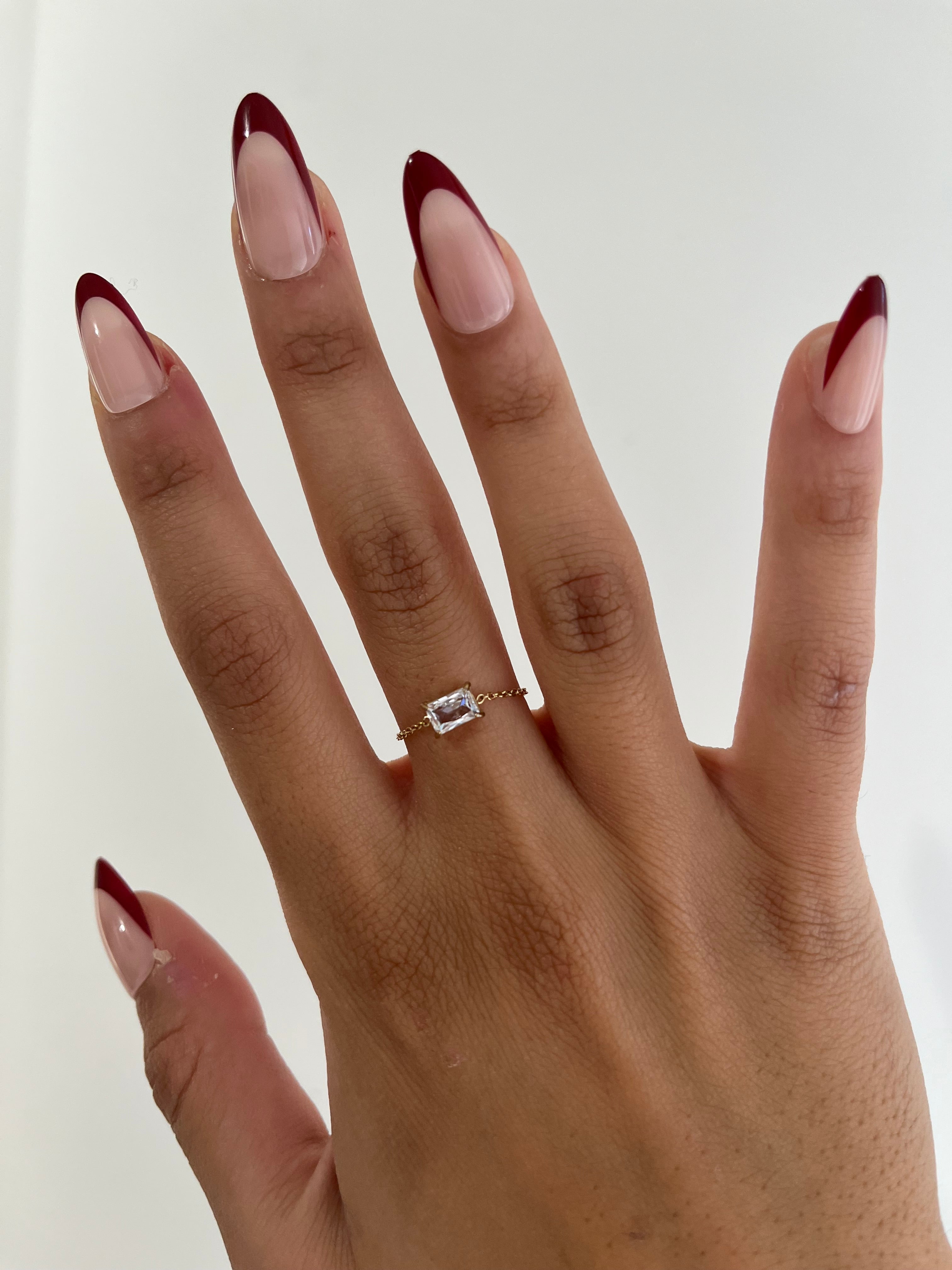 Bague Dana fine en acier inoxydable avec petit strass portée à la main - Ordiajade