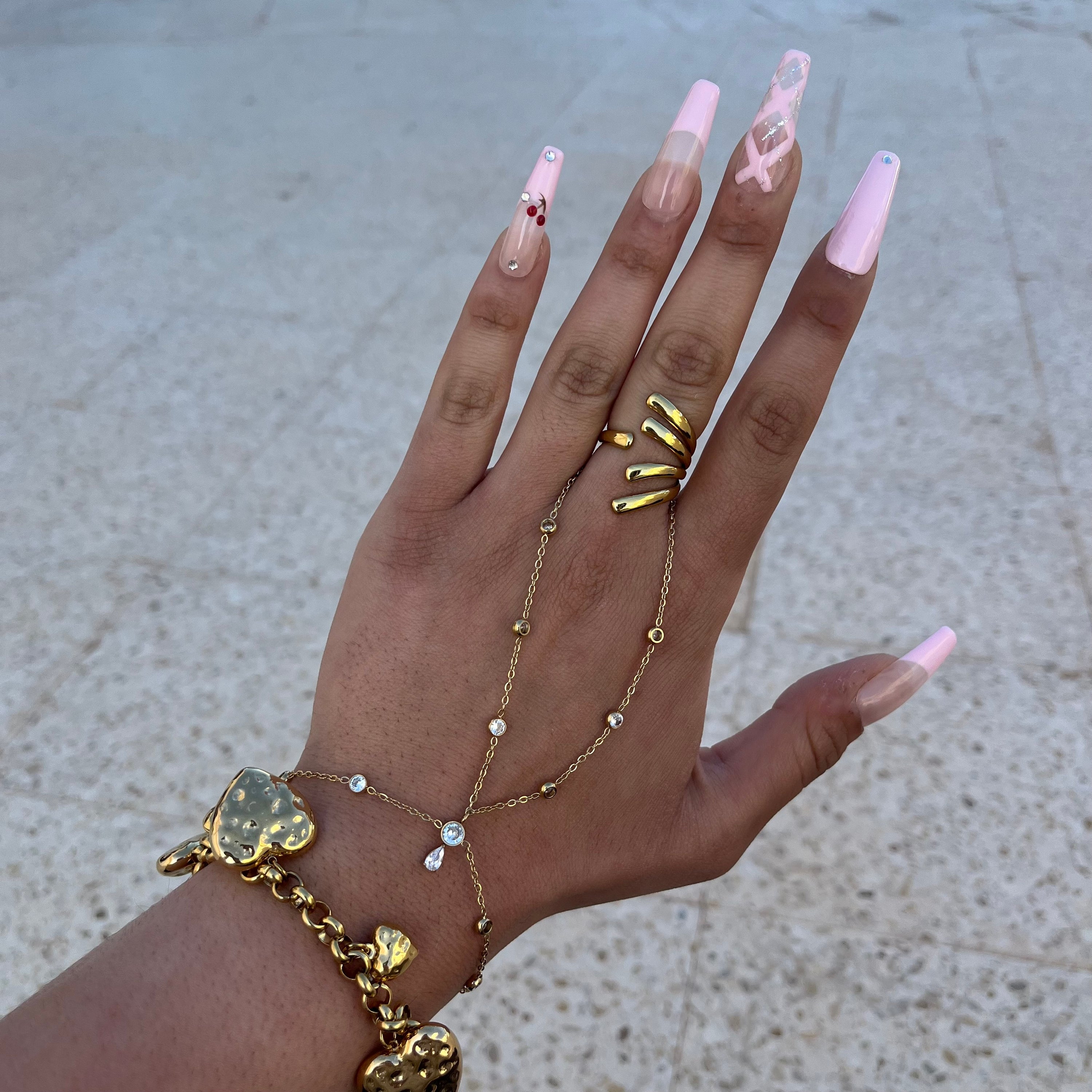 Bague ajustable dorée NARA portée au doigt avec d'autres bijoux en accumulation - Ordiajade