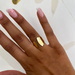 Bague ouverte Égérie dorée portée à la main - Ordiajade