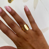 Bague ouverte Égérie dorée portée à la main - Ordiajade