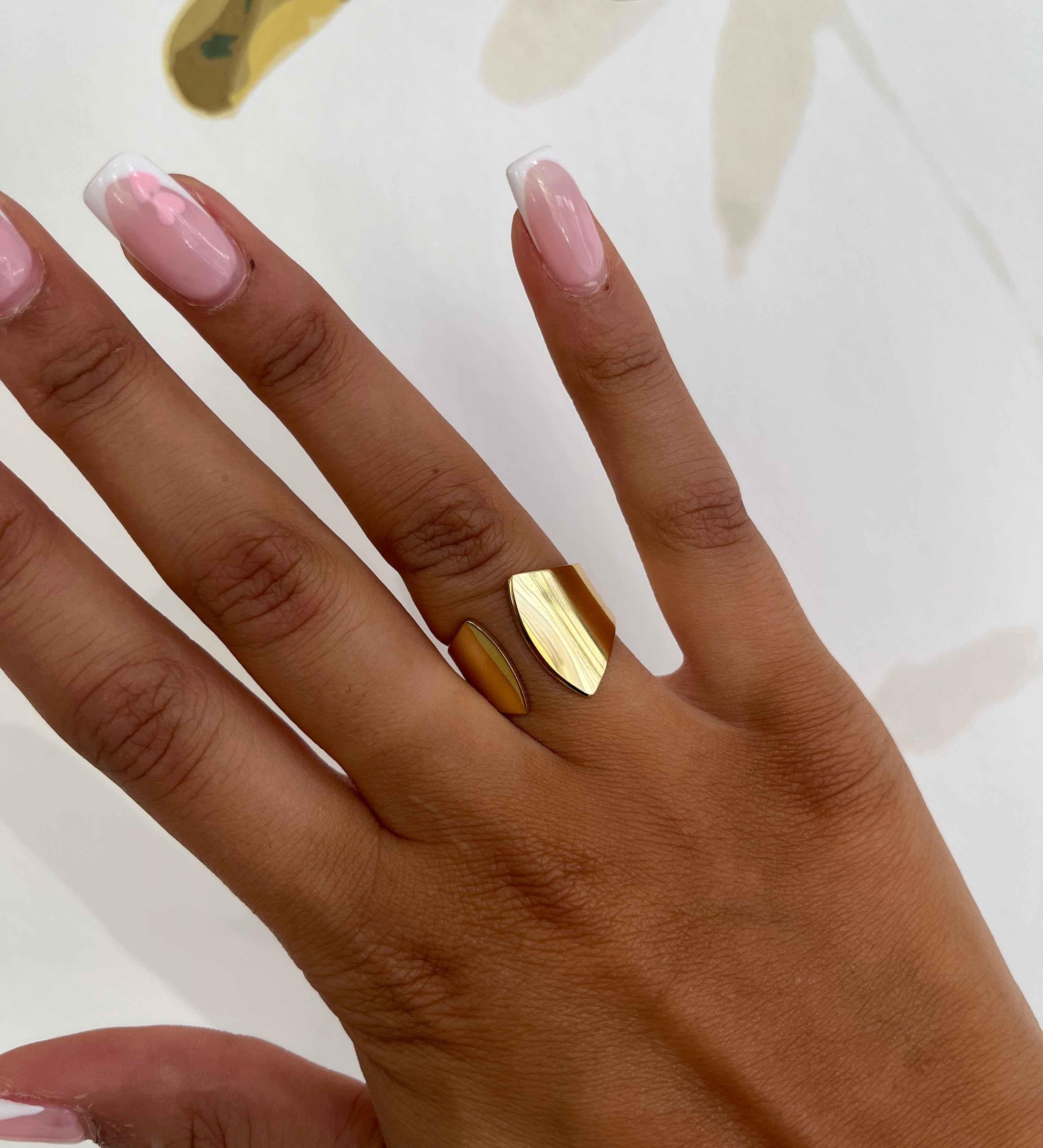 Bague ouverte Égérie dorée portée à la main - Ordiajade