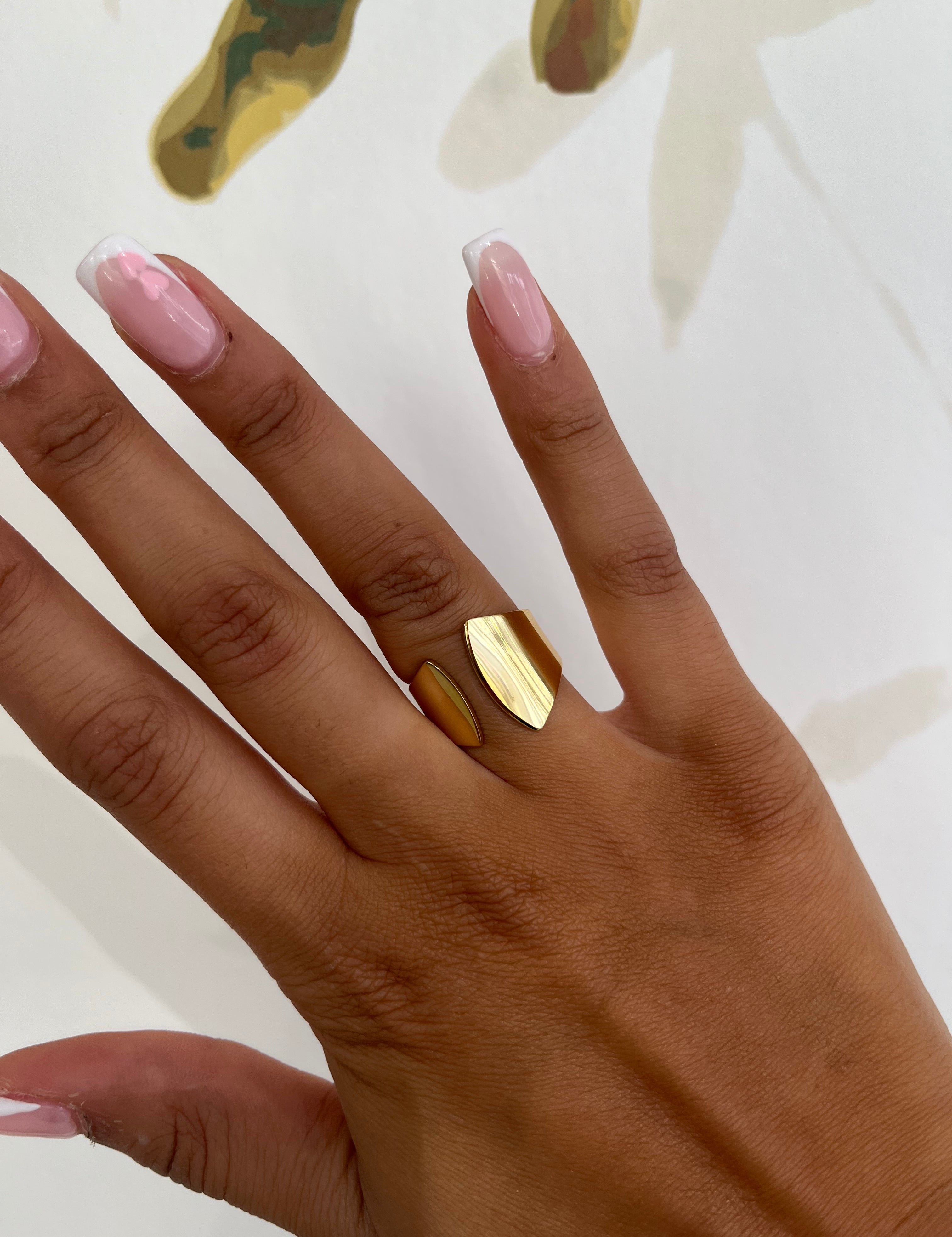 Bague ouverte Égérie dorée portée à la main - Ordiajade