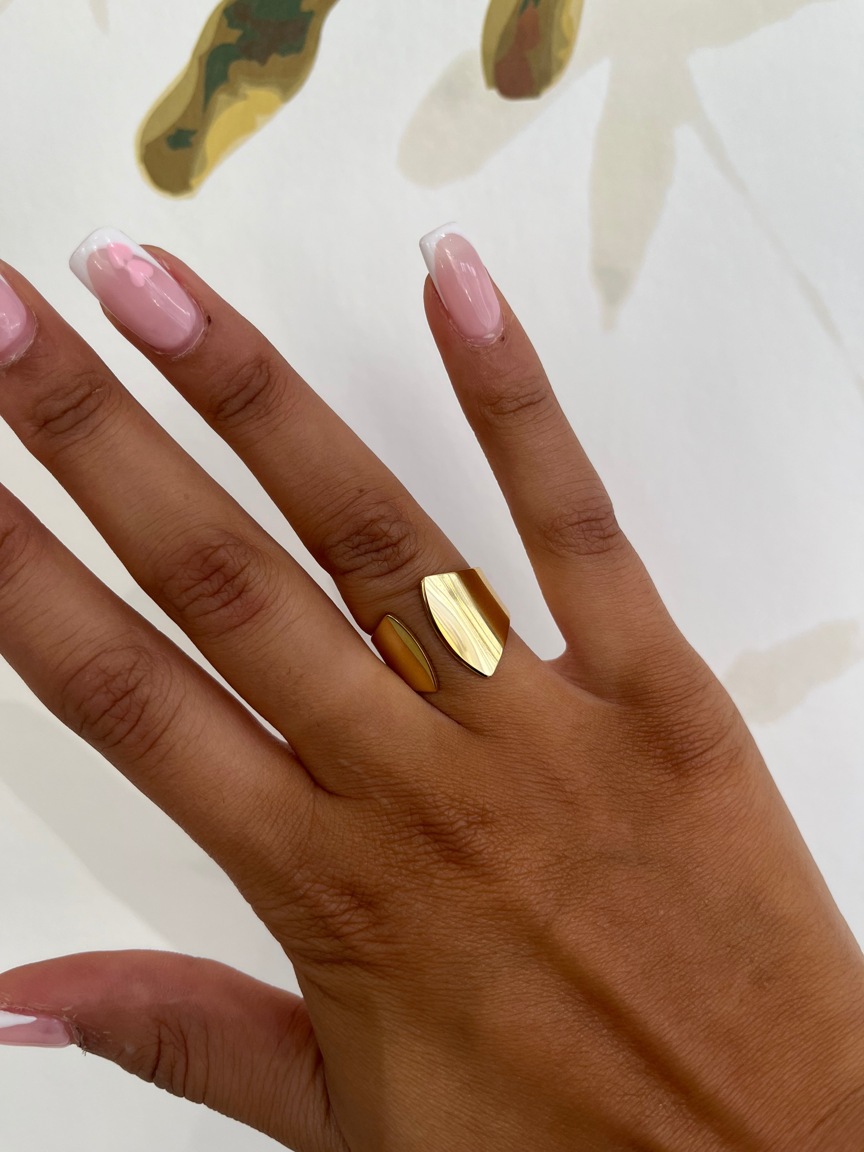 Bague ouverte Égérie dorée portée à la main - Ordiajade