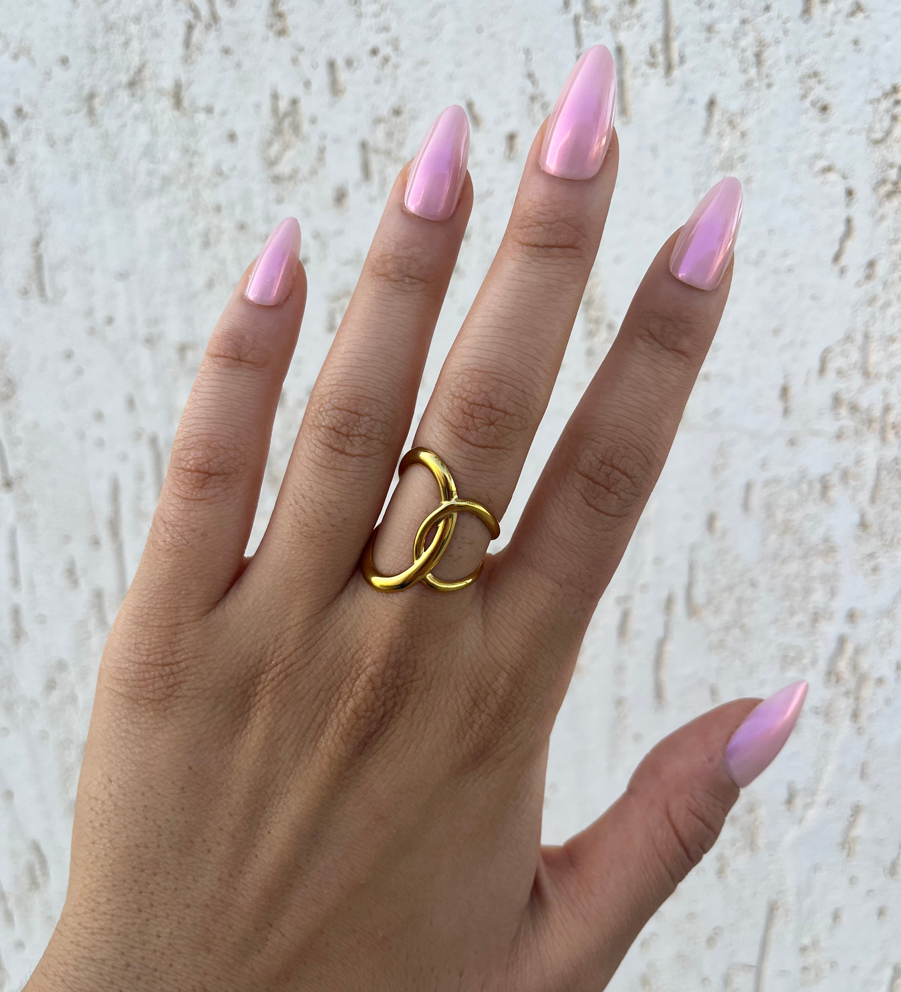 Bague ajustable Gavy dorée aux anneaux croisés entrelacés portée à la main - Ordiajade
