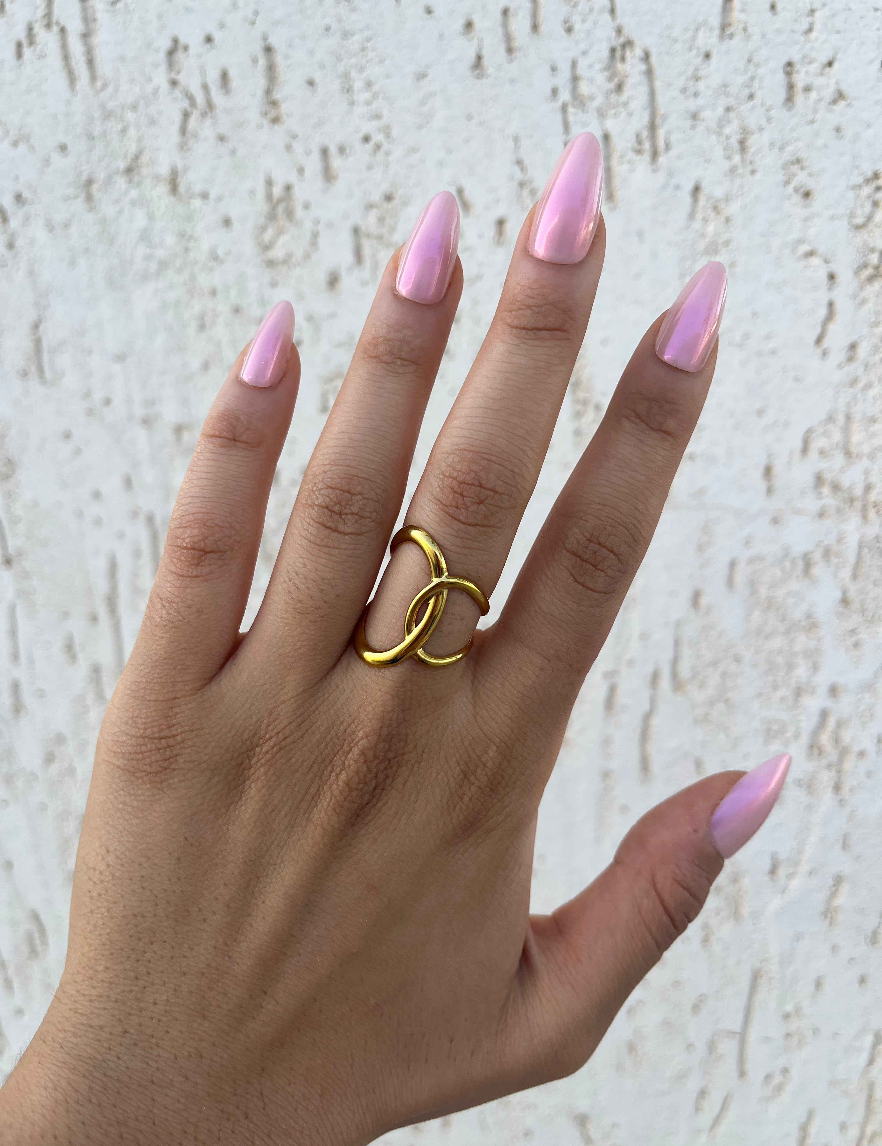 Bague ajustable Gavy dorée aux anneaux croisés entrelacés portée à la main - Ordiajade