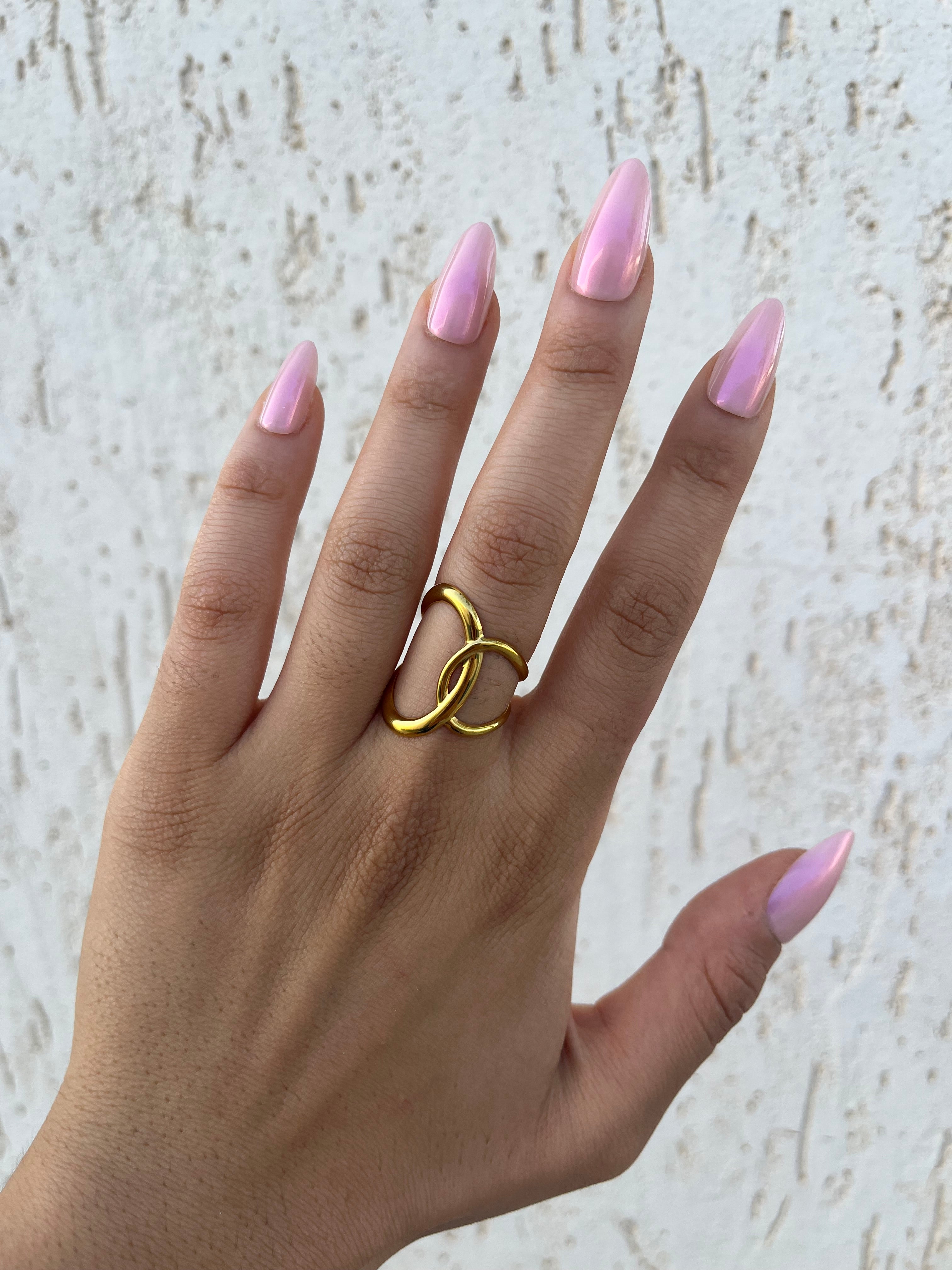 Bague ajustable Gavy dorée aux anneaux croisés entrelacés portée à la main - Ordiajade