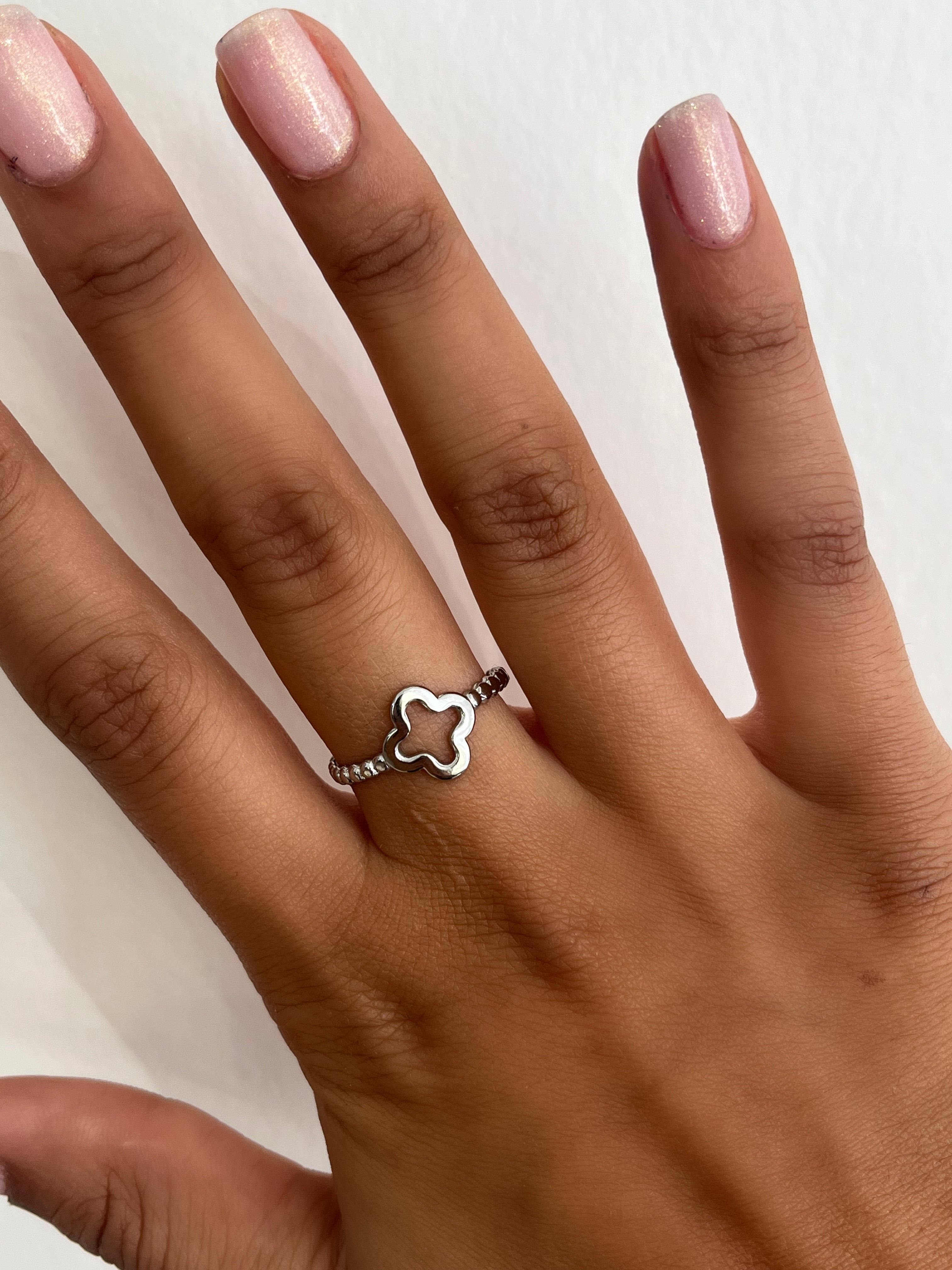 Bague Good en acier inoxydable argenté portée au doigt - Ordiajade