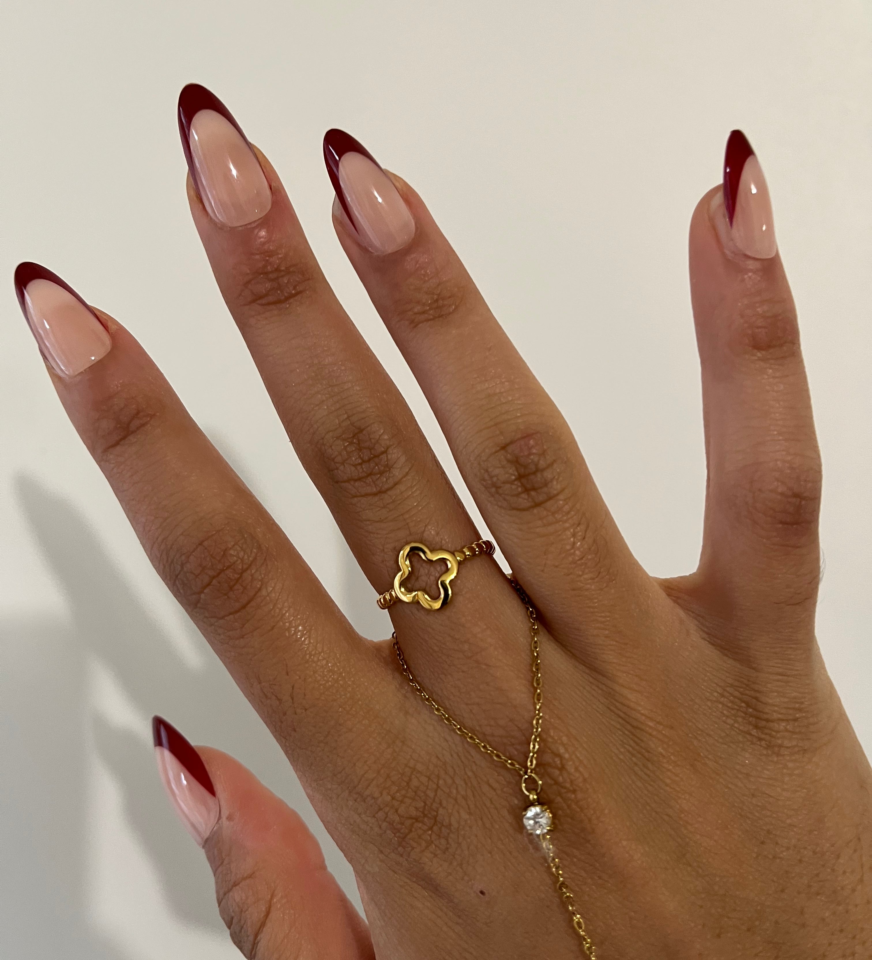 Bague Good en acier inoxydable doré portée au doigt - Ordiajade