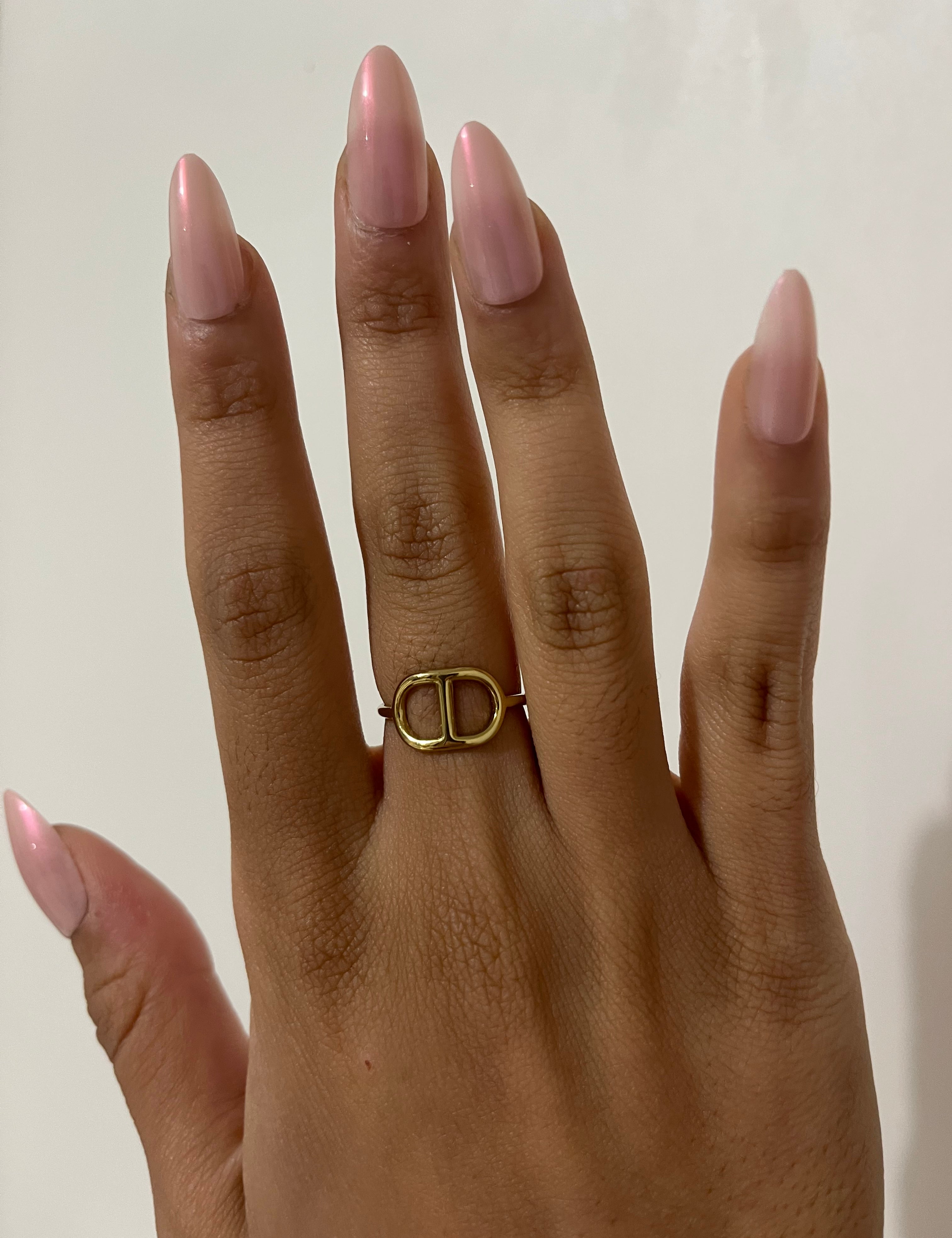 Bague Jun en acier inoxydable doré motif iconique portée à la main - Ordiajade