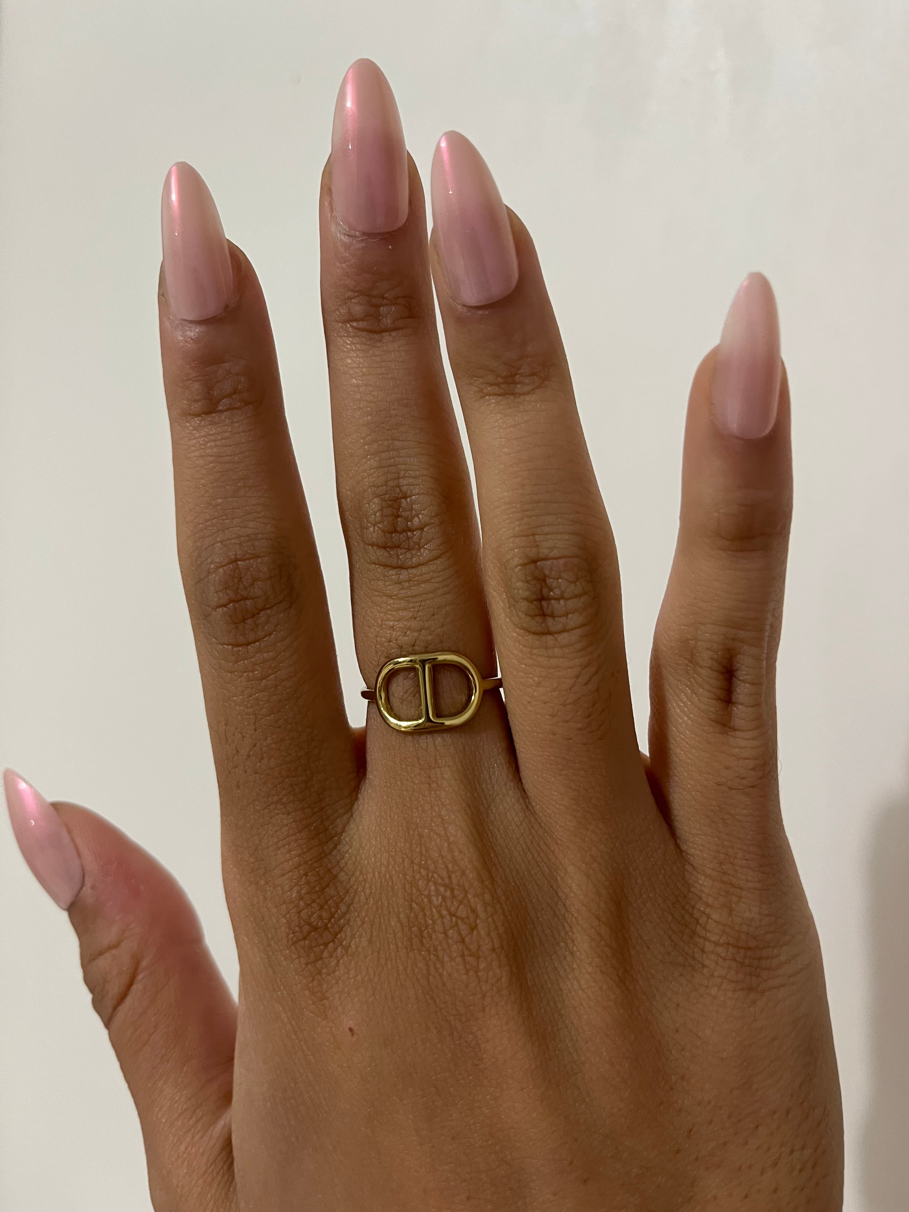 Bague Jun en acier inoxydable doré motif iconique portée à la main - Ordiajade