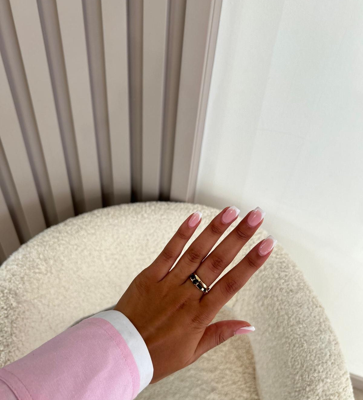 Bague Kristen en acier inoxydable dorée sertie de pierres noires portée à la main - Ordiajade