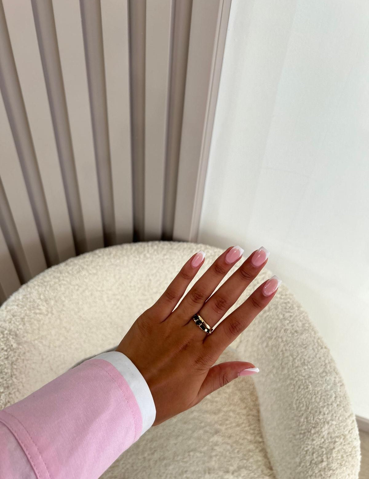Bague Kristen en acier inoxydable dorée sertie de pierres noires portée à la main - Ordiajade