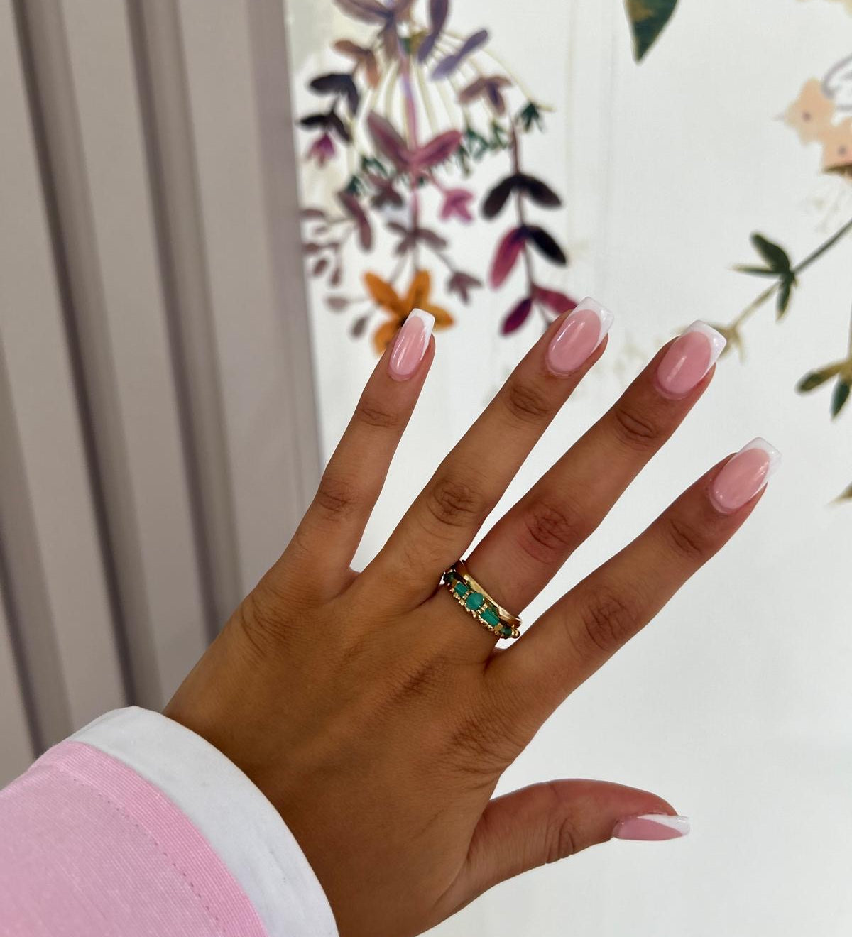 Bague ajustable Kristen dorée sertie de pierres vertes portée à la main - Ordiajade