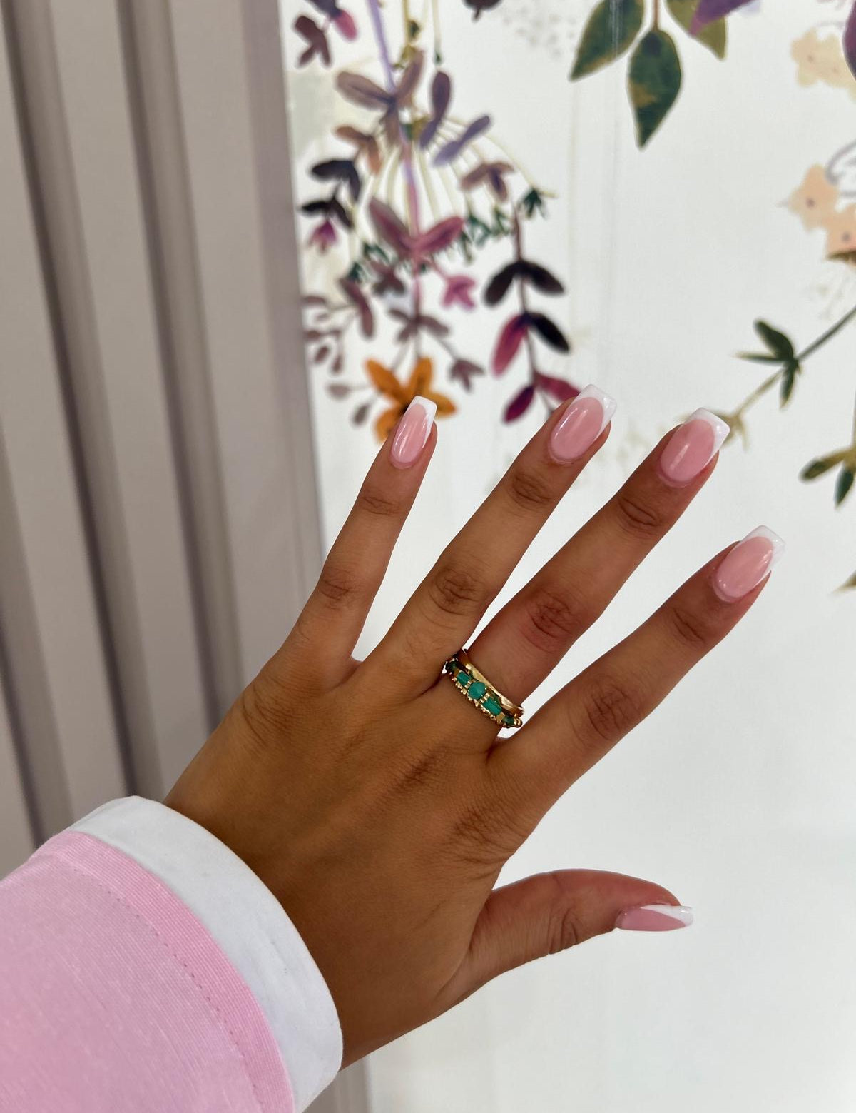 Bague ajustable Kristen dorée sertie de pierres vertes portée à la main - Ordiajade