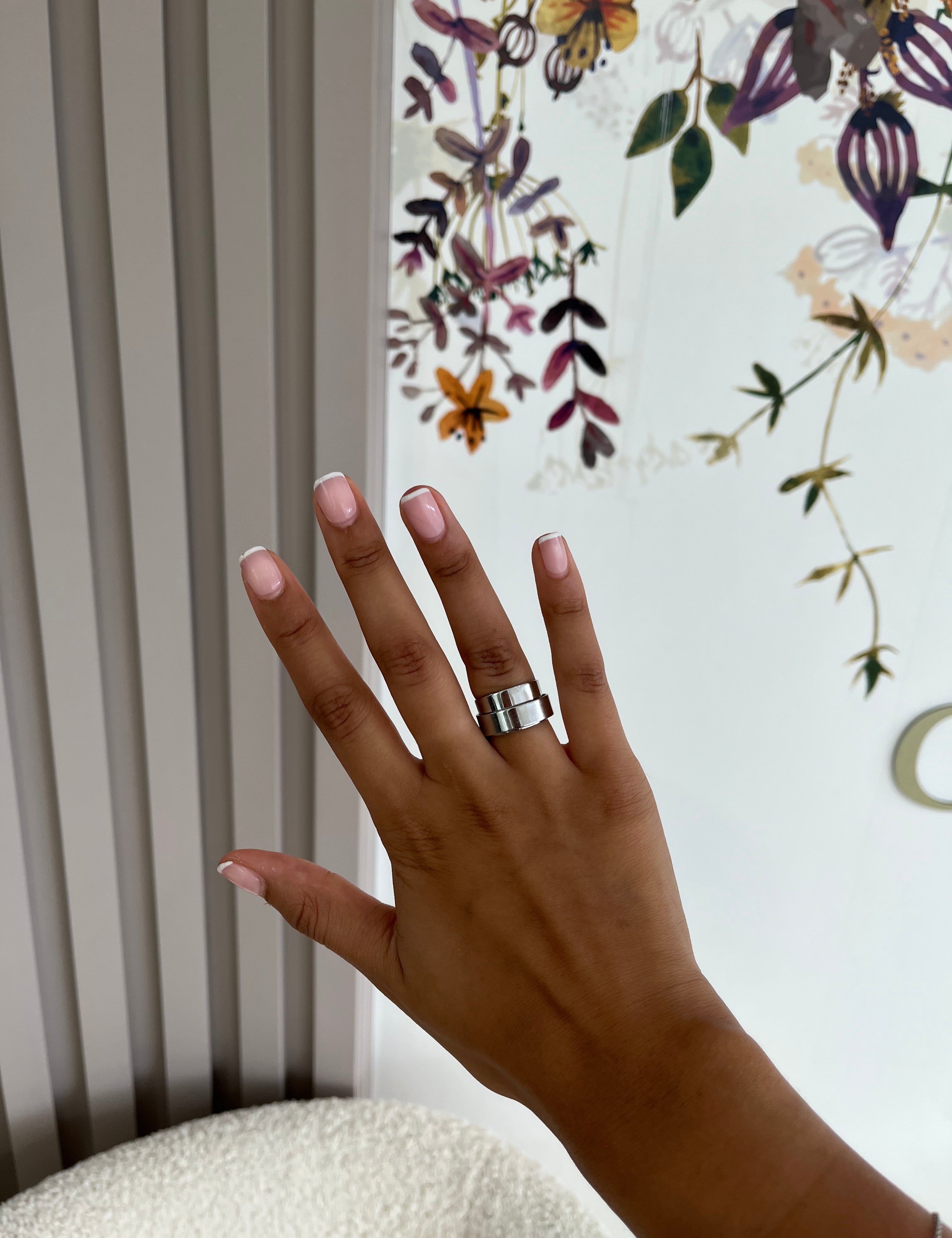 Bague Like Me argentée ajustable portée à la main - Ordiajade