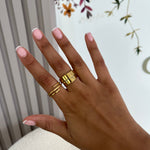 Bague Like Me dorée ajustable en accumulation sur la main - Ordiajade