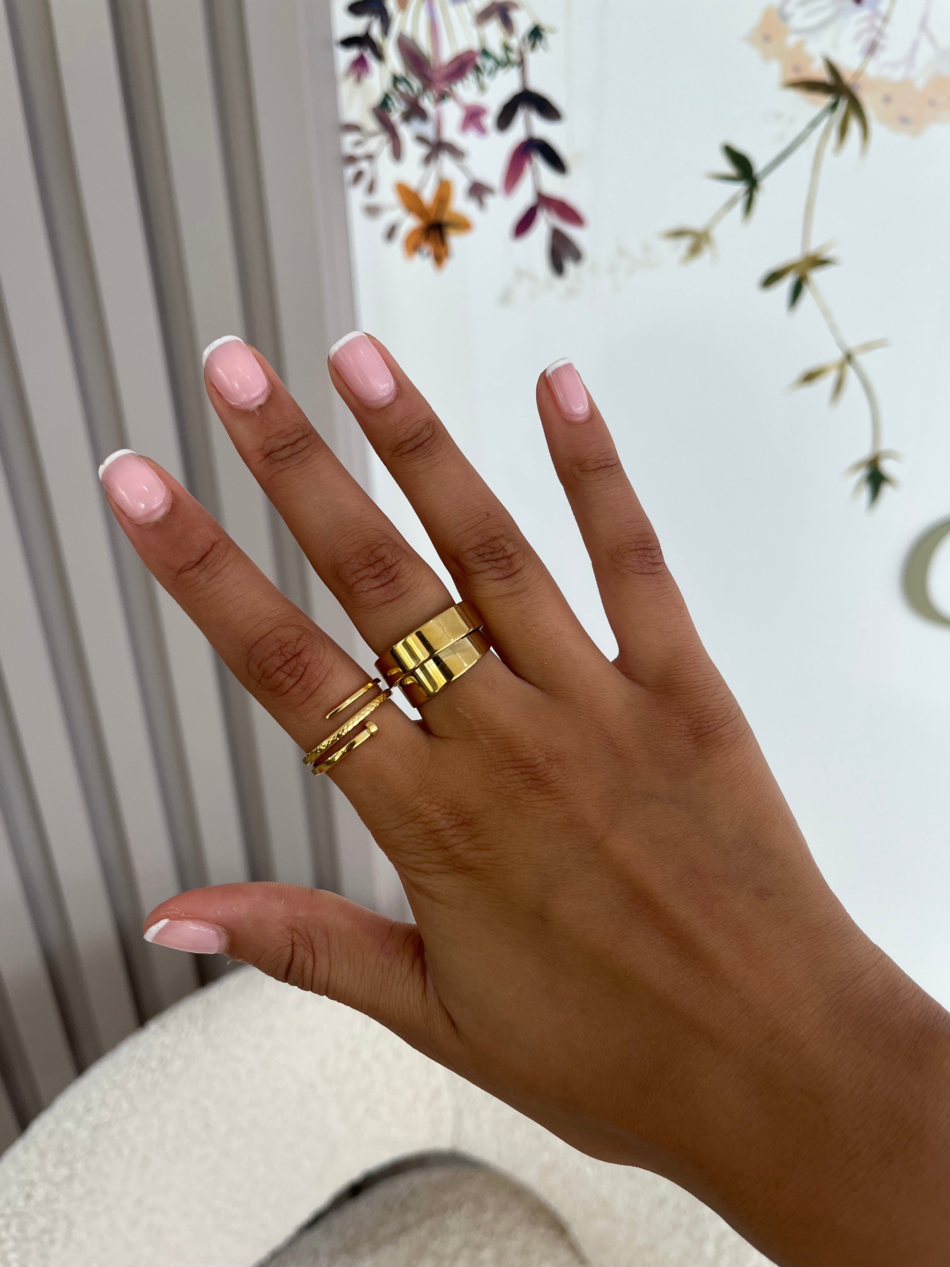 Bague Like Me dorée ajustable en accumulation sur la main - Ordiajade