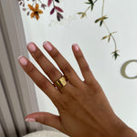 Bague large Like Me en acier inoxydable dorée portée à la main - Ordiajade