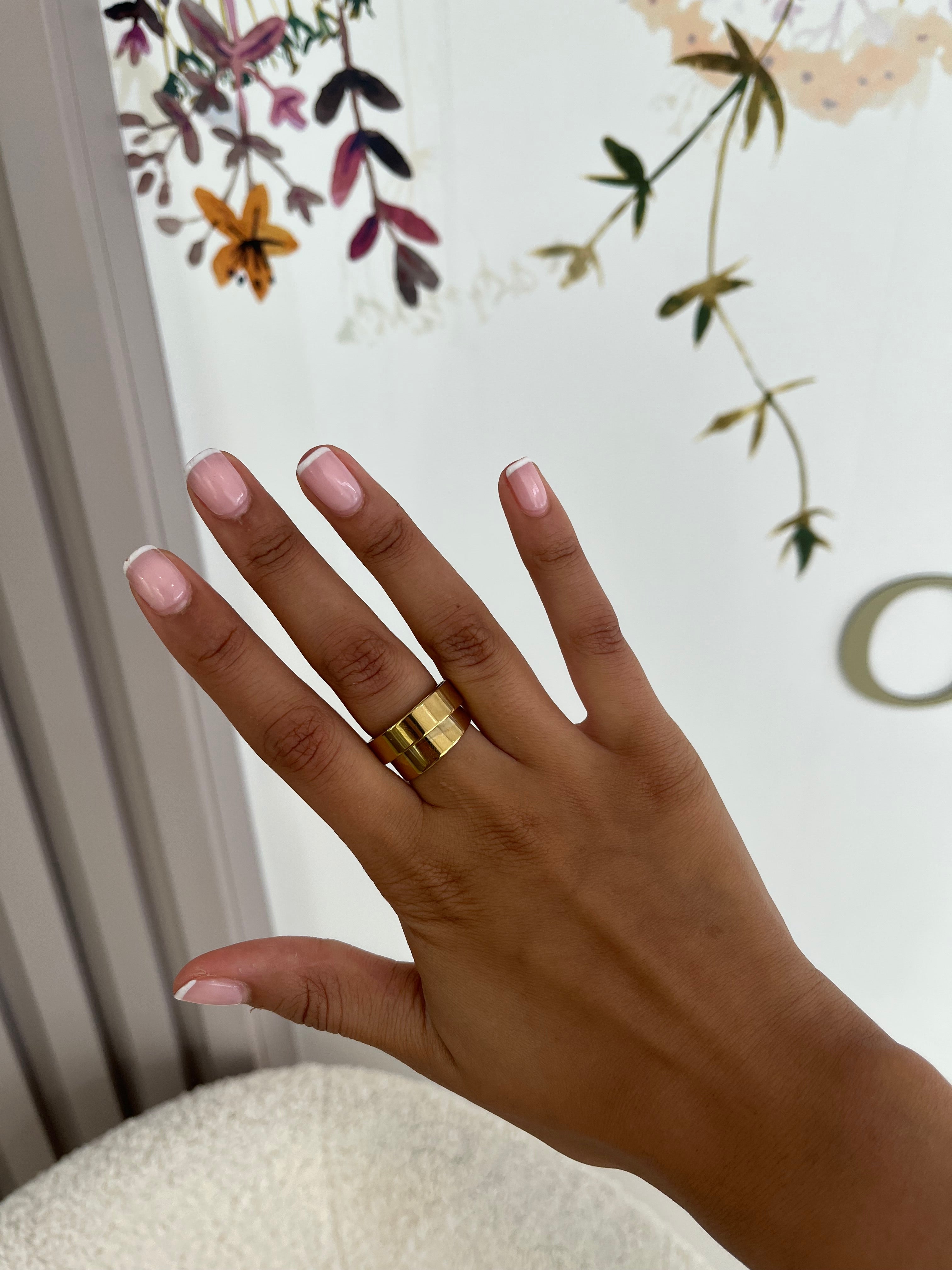 Bague large Like Me en acier inoxydable dorée portée à la main - Ordiajade