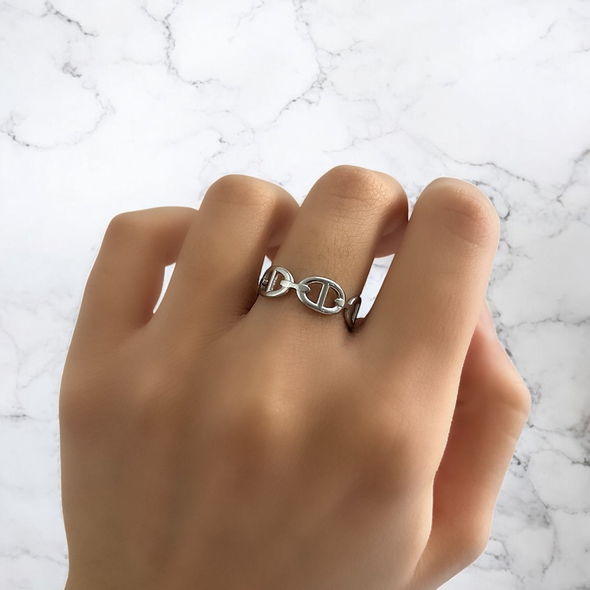 Bague chaîne grain de café argentée portée main - Ordiajade
