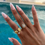 Bague Ondina dorée motif coquillage portée à la main au bord de la piscine - Ordiajade
