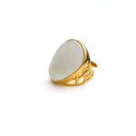 Bague vintage Oseki dorée avec cabochon ovale blanc effet pierre naturelle - Ordiajade