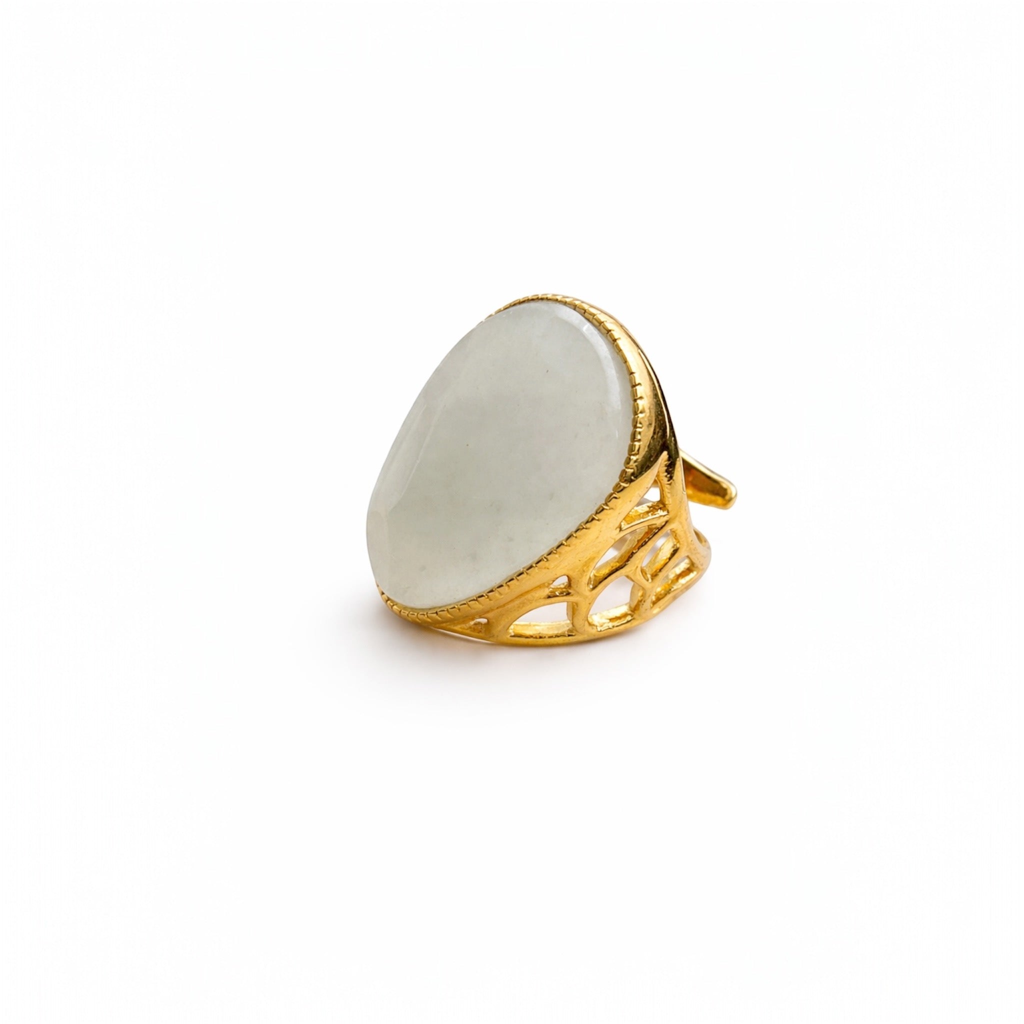 Bague vintage Oseki dorée avec cabochon ovale blanc effet pierre naturelle - Ordiajade