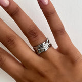 Bague Regulia argentée au style organique portée à la main - Ordiajade