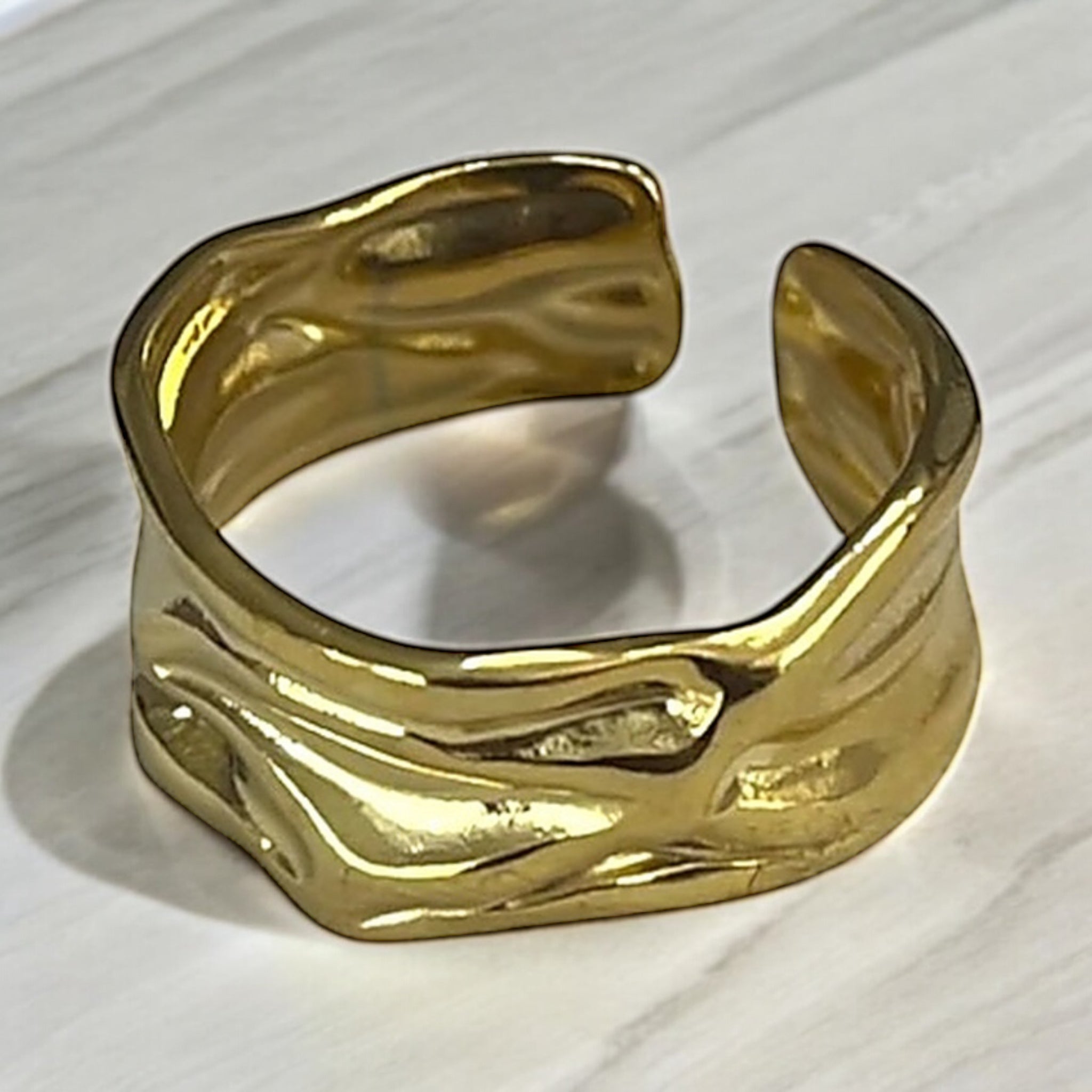 Bague large Regulia dorée texturée en acier inoxydable - Ordiajade