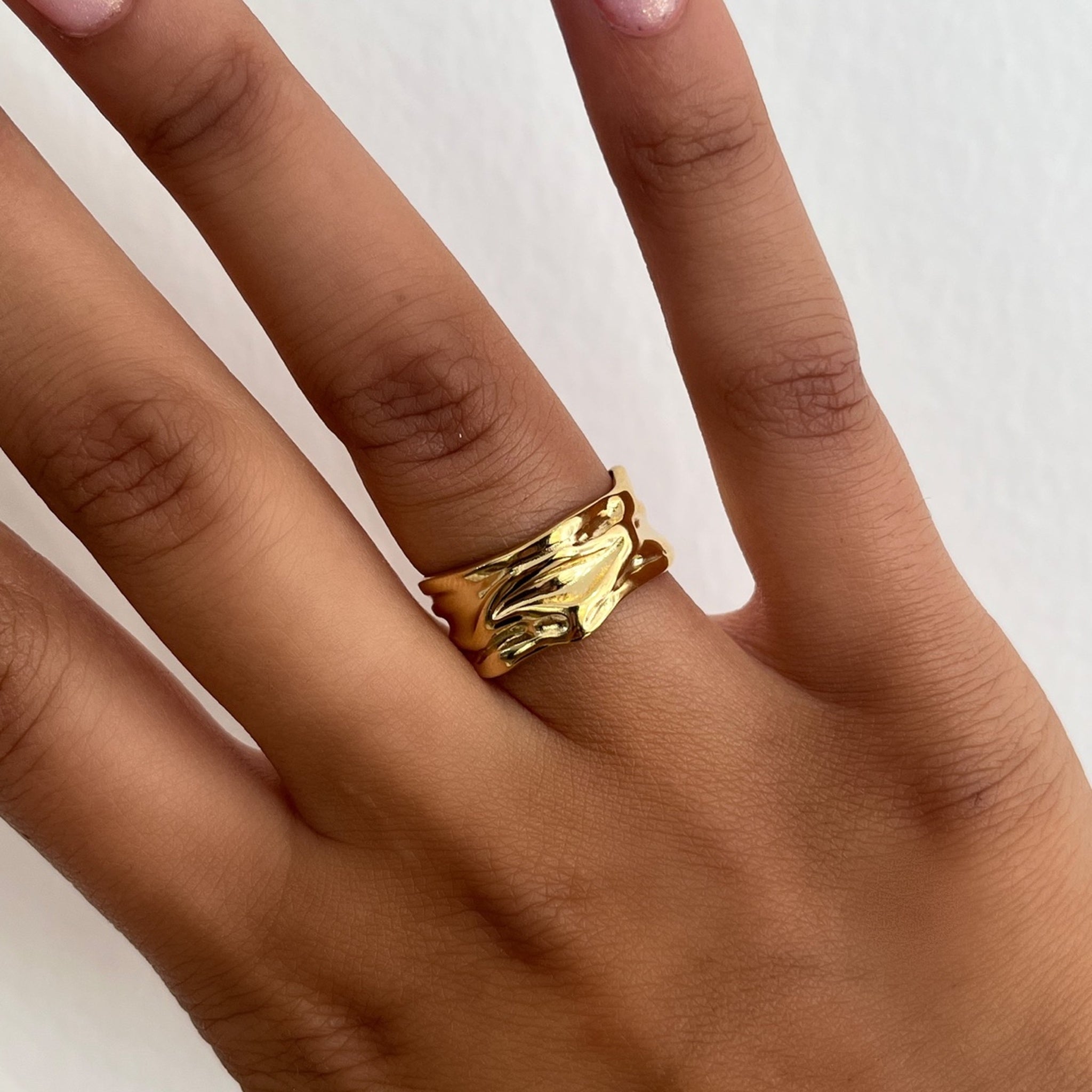 Bague Regulia dorée au style organique portée à la main - Ordiajade