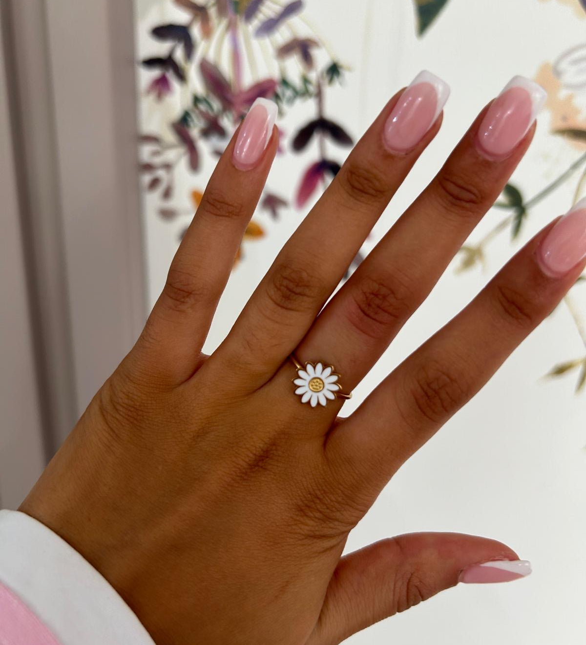 Bague Rith en acier inoxydable à motif fleur marguerite émaillée blanche portée à la main - Ordiajade