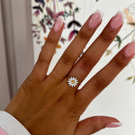 Bague Rith en acier inoxydable à motif fleur marguerite émaillée blanche portée à la main - Ordiajade