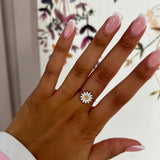 Bague Rith en acier inoxydable à motif fleur marguerite émaillée blanche portée à la main - Ordiajade