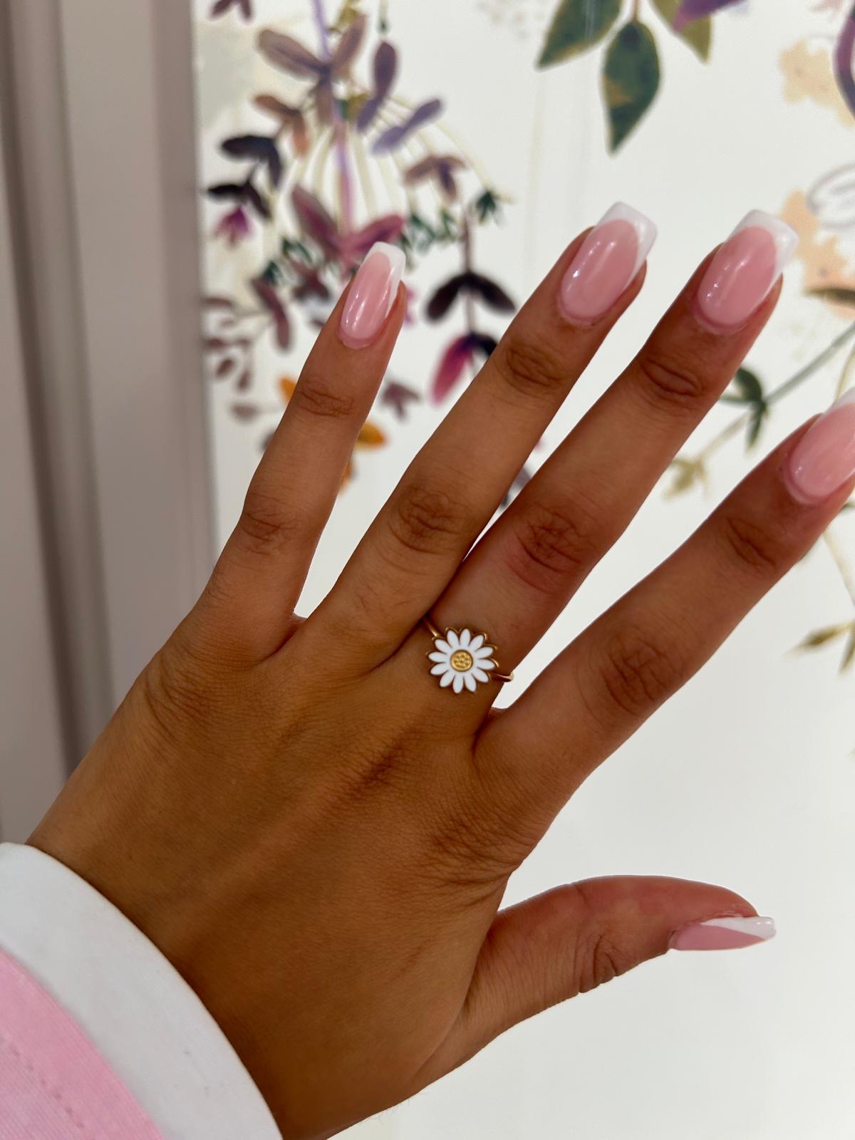 Bague Rith en acier inoxydable à motif fleur marguerite émaillée blanche portée à la main - Ordiajade