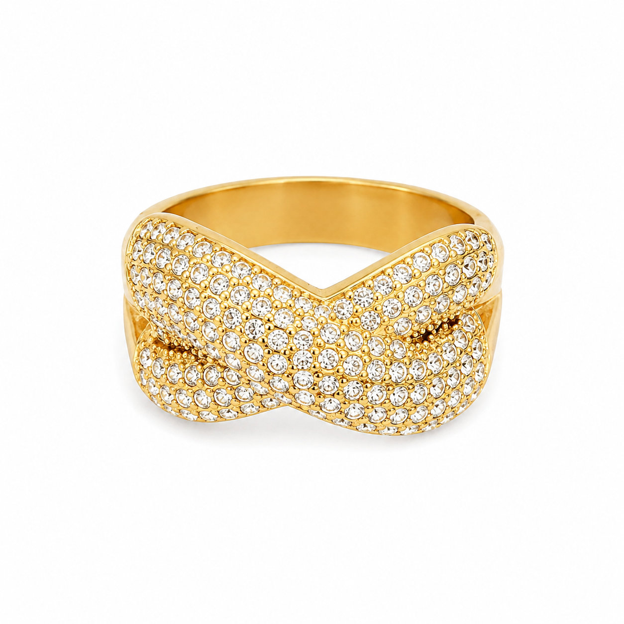 Bague Rym dorée en acier inoxydable avec large pavage de cristaux scintillants.