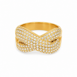 Bague Rym dorée en acier inoxydable avec large pavage de cristaux scintillants.
