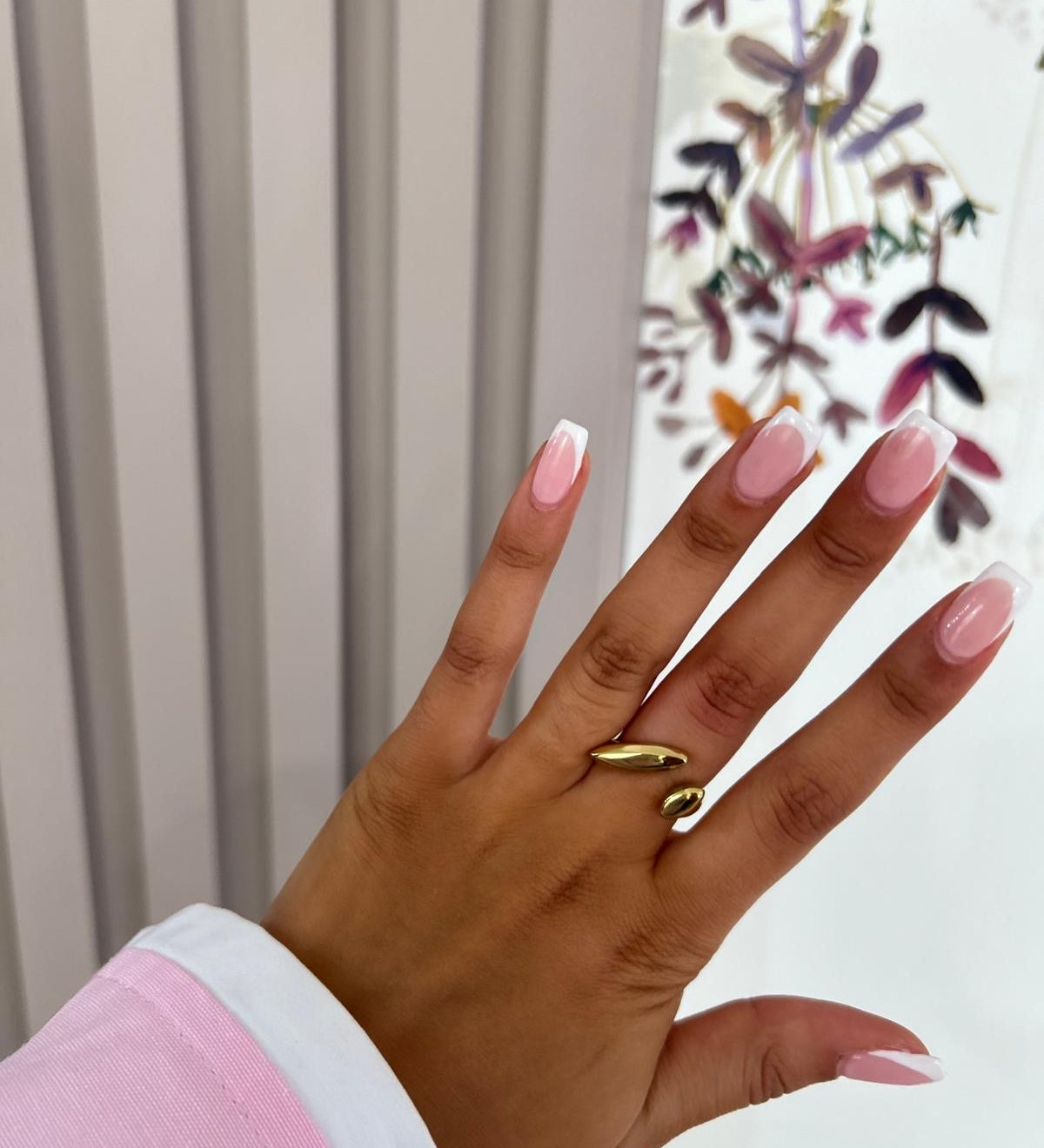 Bague Sano en acier inoxydable dorée à anneaux croisés portée à la main - Ordiajade